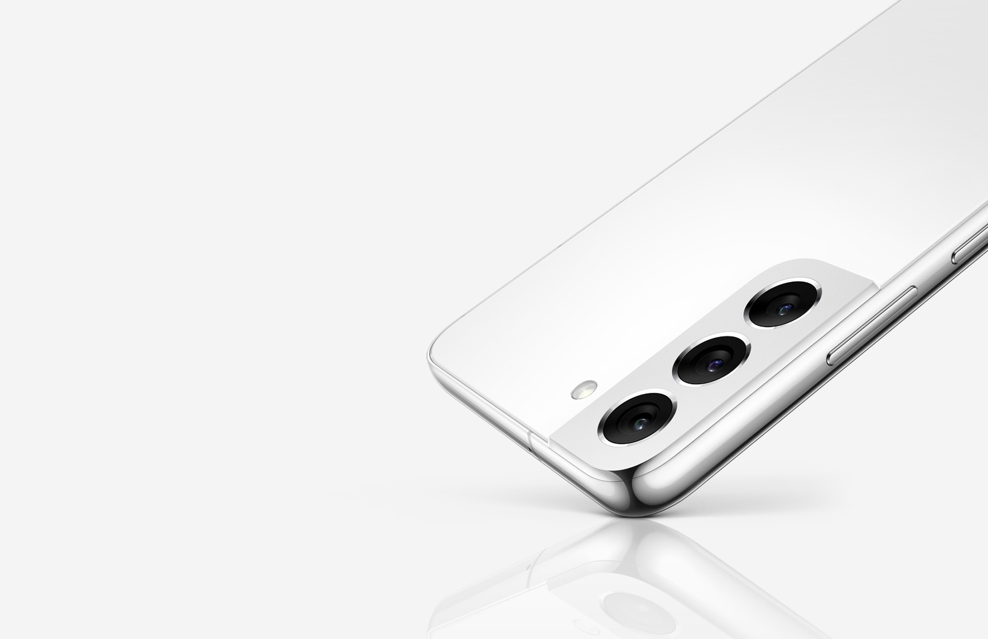 Vista posterior da metade superior do Galaxy S22 plus, equilibrando-se em um canto.