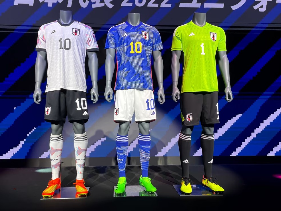 Os uniformes reserva, titular e de goleiro: pela primeira vez, o kit reserva usará a cor preta; no titular, a combinação camisa azul e short branco, que não era utilizada desde o uniforme de 2010-11, está de volta — Foto: Fashionsnap