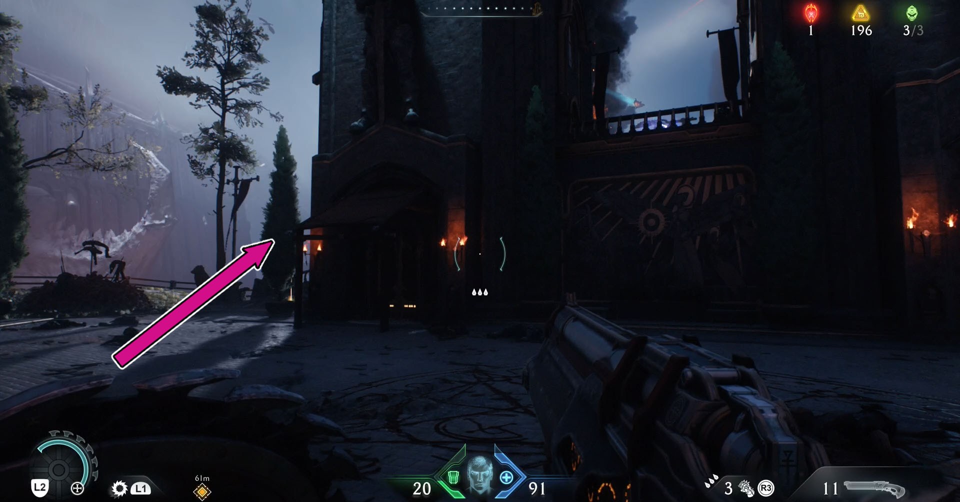 Uma captura de tela de Doom: The Dark Ages mostrando parte de um prédio com uma estátua em uma de suas torres. Uma seta rosa indica que você deve seguir o caminho à esquerda. Uma captura de tela de Doom: The Dark Ages mostrando parte de um prédio com uma estátua em uma de suas torres. Uma seta rosa indica que você deve seguir o caminho à esquerda.