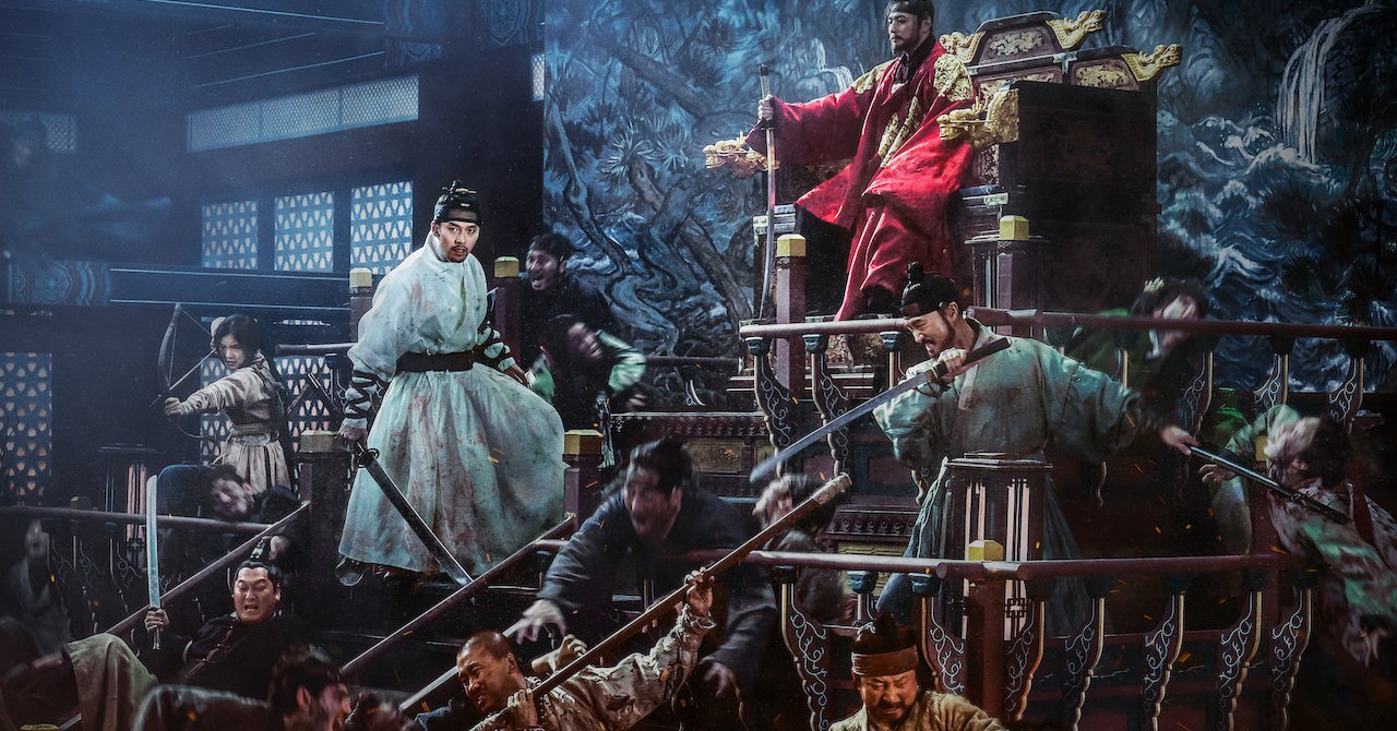 O rei Lee Jo senta-se em seu trono no meio do zumbi em um ataque galopante