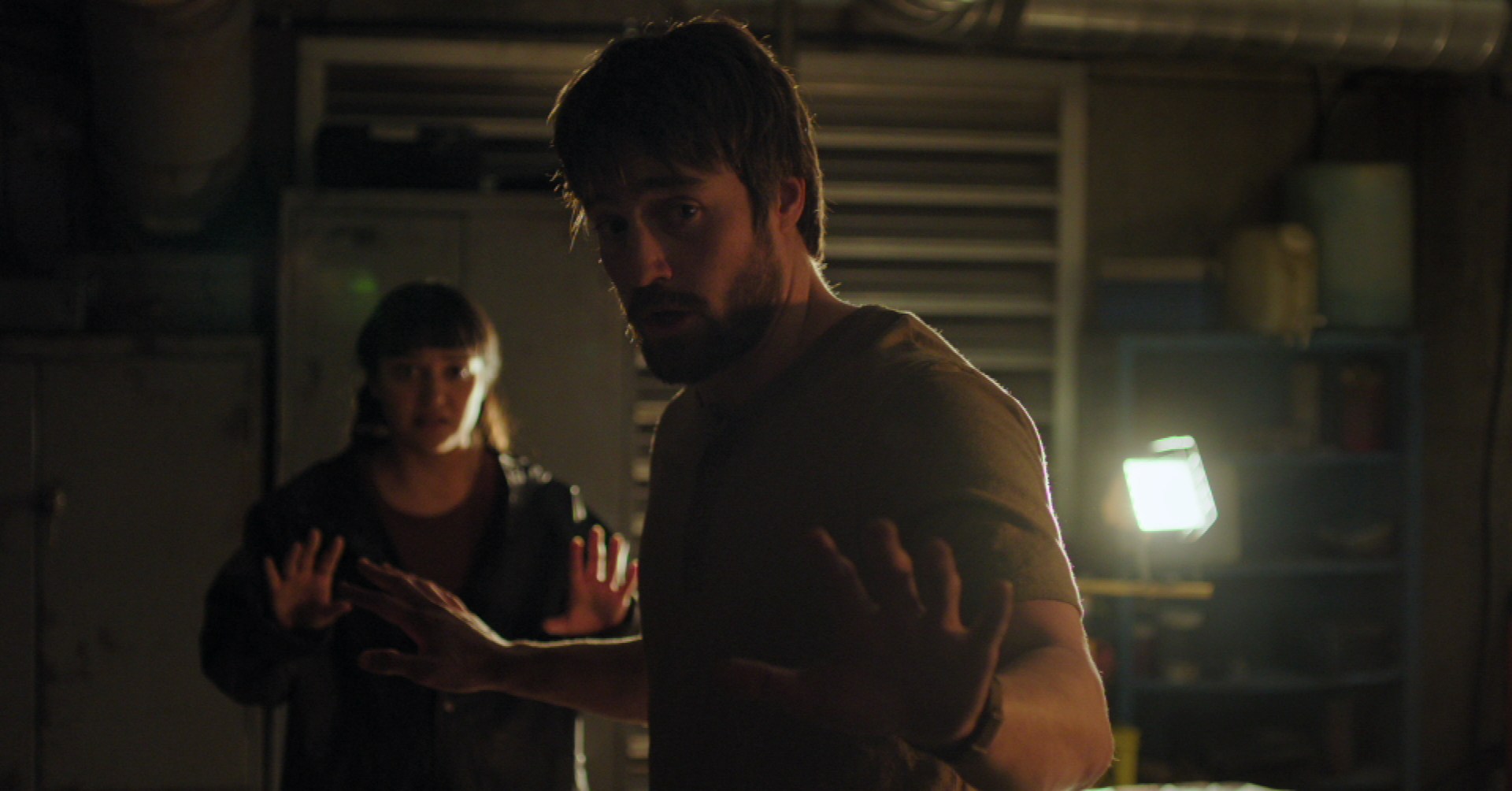 Owen e Mel, do último show de nós, sustentam as mãos, enquanto Ellie os ameaça fora da câmera. Owen e Mel, do último show de nós, sustentam as mãos, enquanto Ellie os ameaça fora da câmera.