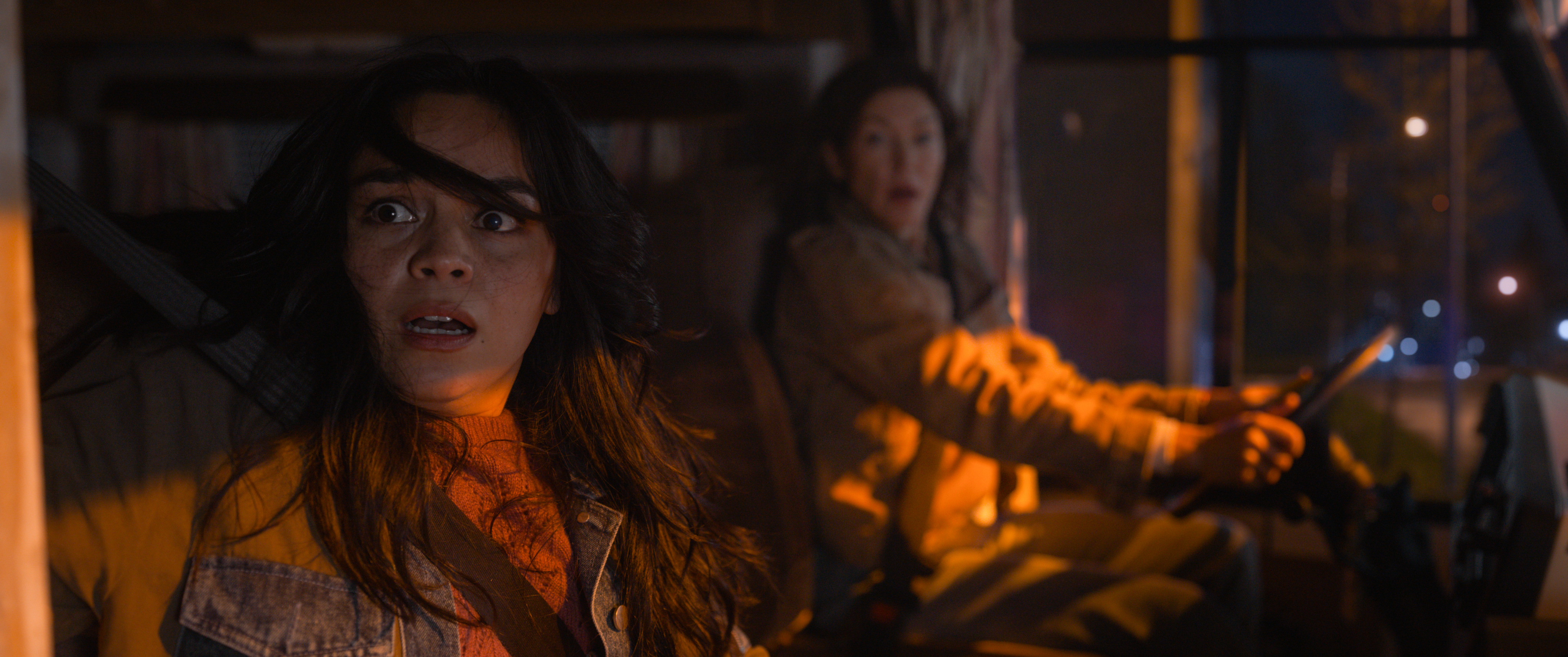 Stefani (Kaitlyn Santa Juana) e sua mãe Darlene (Rya Kihlstedt) parecem desgrenhadas e horrorizadas enquanto dirigiam à noite no destino final: linhagens de sangue