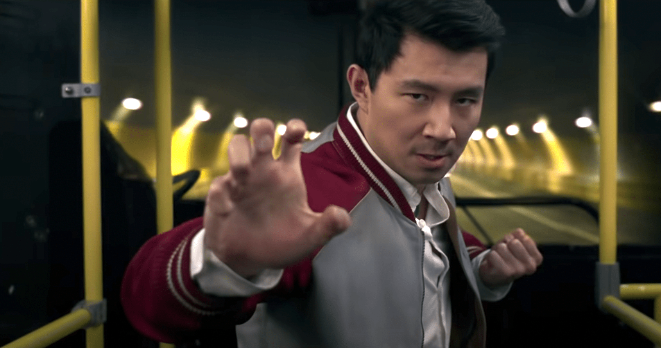 Simu Li se encaixa como o personagem-título de Shang-Chi da Marvel. Simu Li se encaixa como o personagem-título de Shang-Chi da Marvel.