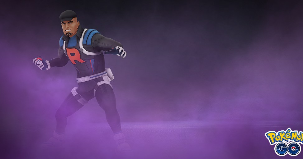 Cliff da Team Rocket Stands em Purple Smog, pronta para jogar uma bola de Poké Cliff da Team Rocket Stands em Purple Smog, pronta para jogar uma bola de Poké