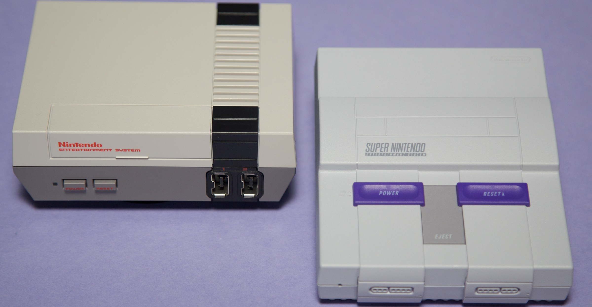 A foto do SNES Classic e NES Classic Side By Side A foto do SNES Classic e NES Classic Side By Side
