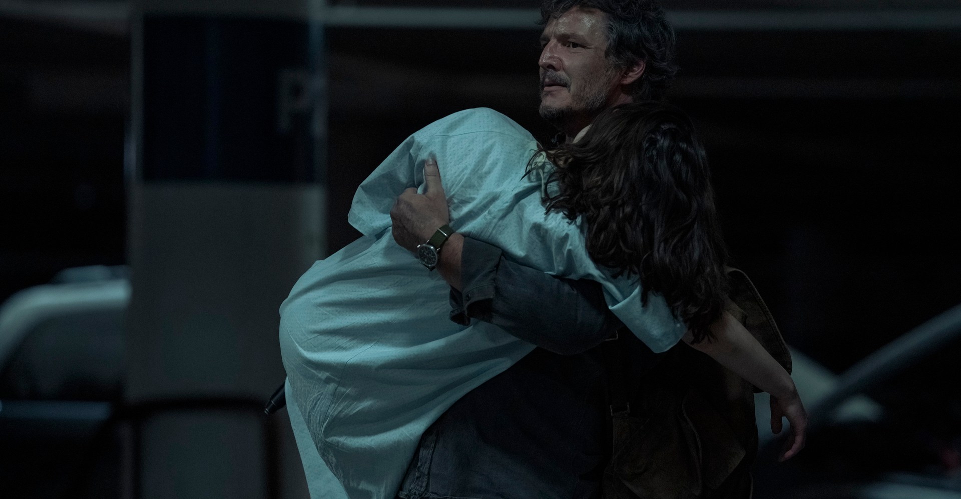 Joel (Pedro Pascal) carrega uma Ellie, vestida, massacrada (Bella Ramsey) enquanto eles escapam dos vaga-lumes na última temporada dos EUA, episódio 9 Joel (Pedro Pascal) carrega uma Ellie, vestida, massacrada (Bella Ramsey) enquanto eles escapam dos vaga-lumes na última temporada dos EUA, episódio 9