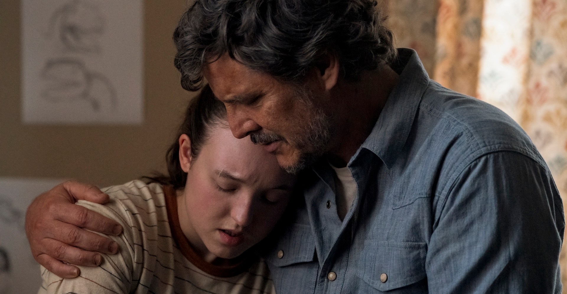 Joel (Pedro Pascal) e Ellie (Bella Ramsey) se abraçando na última temporada da Us Season, episódio 6 Joel (Pedro Pascal) e Ellie (Bella Ramsey) se abraçando na última temporada da Us Season, episódio 6