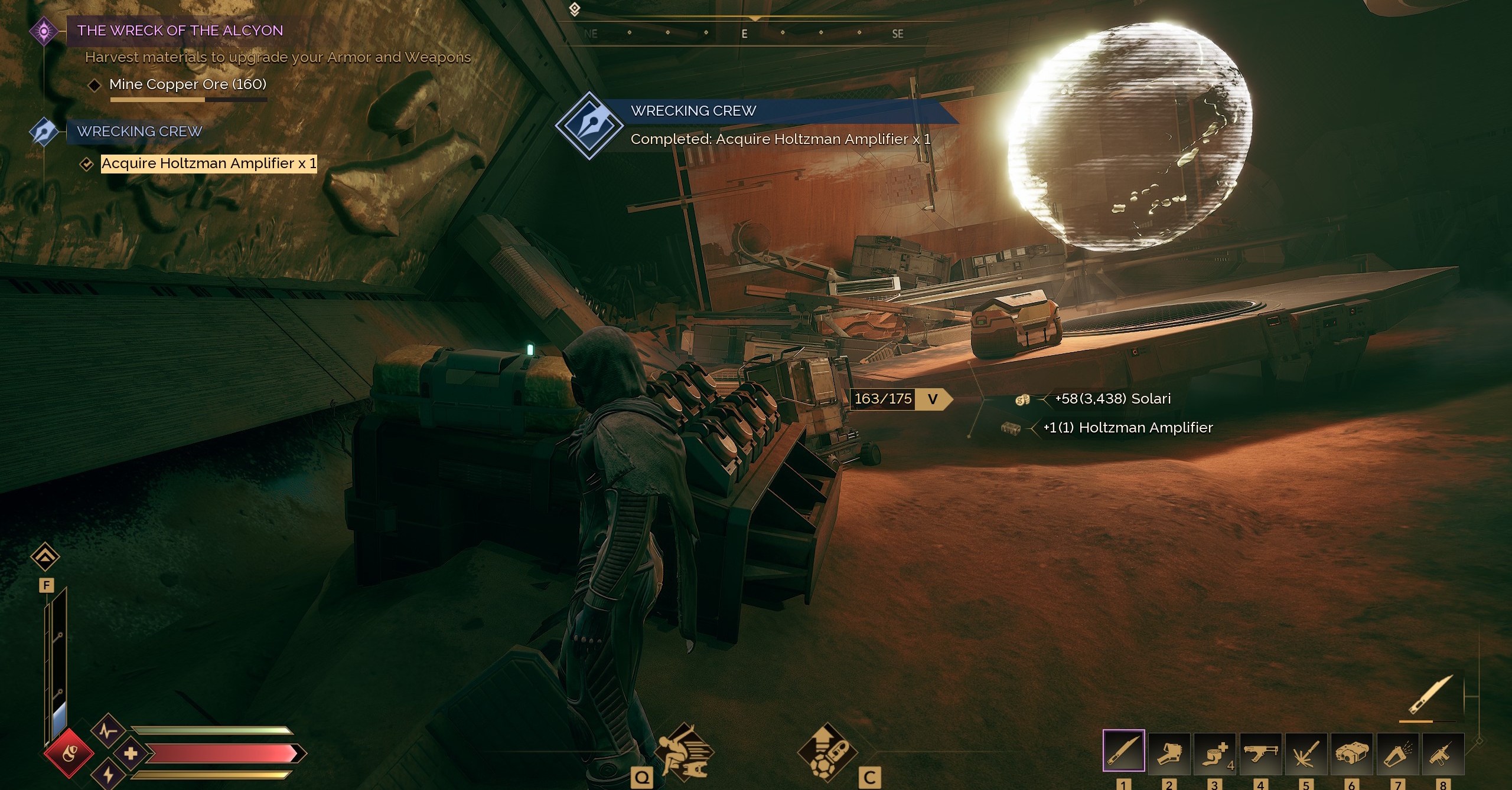 Um personagem de jogador coletando o item de amplificador do Holtzman em Dune Awakening Um personagem de jogador coletando o item de amplificador do Holtzman em Dune Awakening