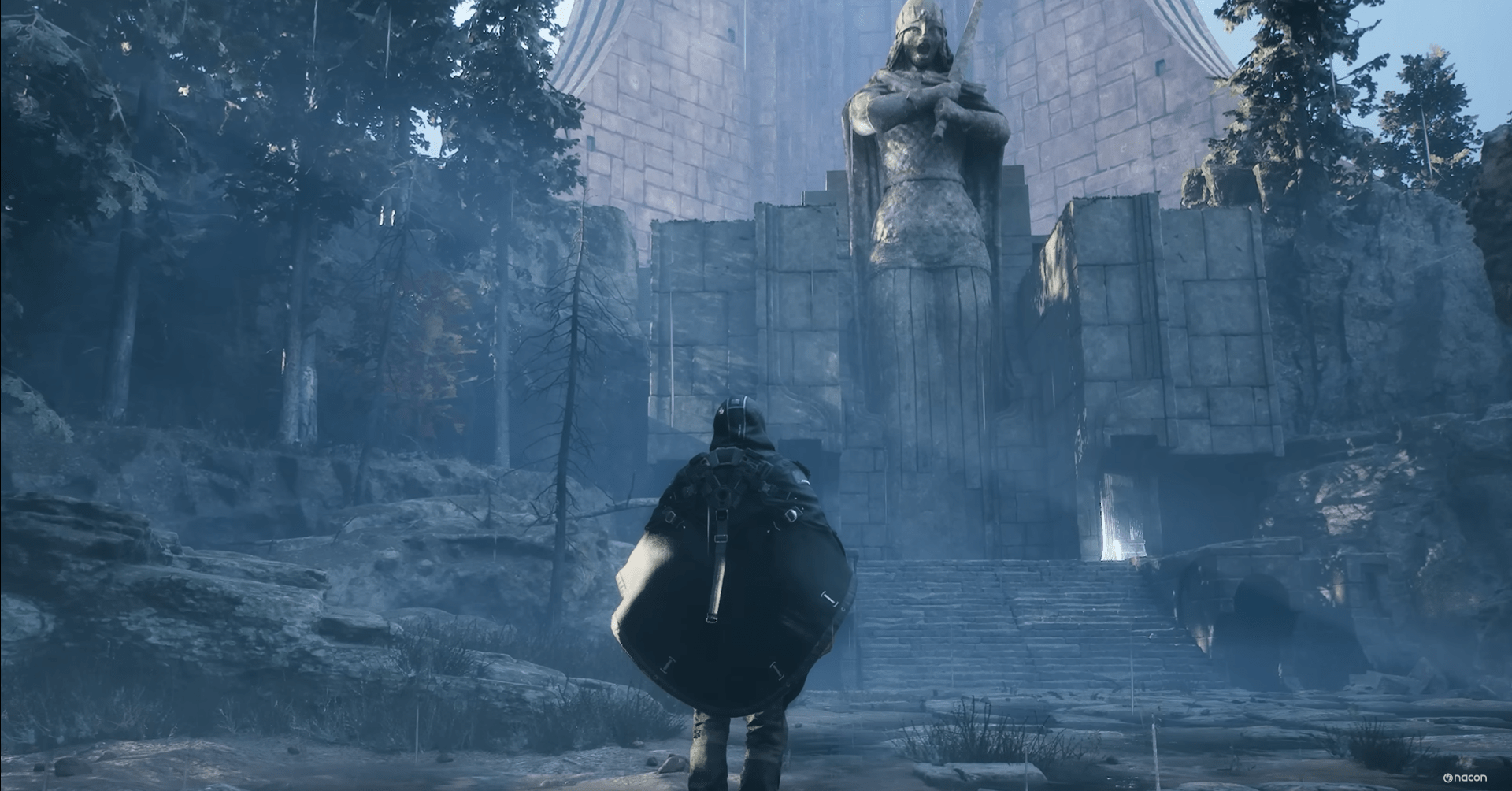 O personagem do jogador usando uma capa, explora uma ruína sombria no inferno, somos nós