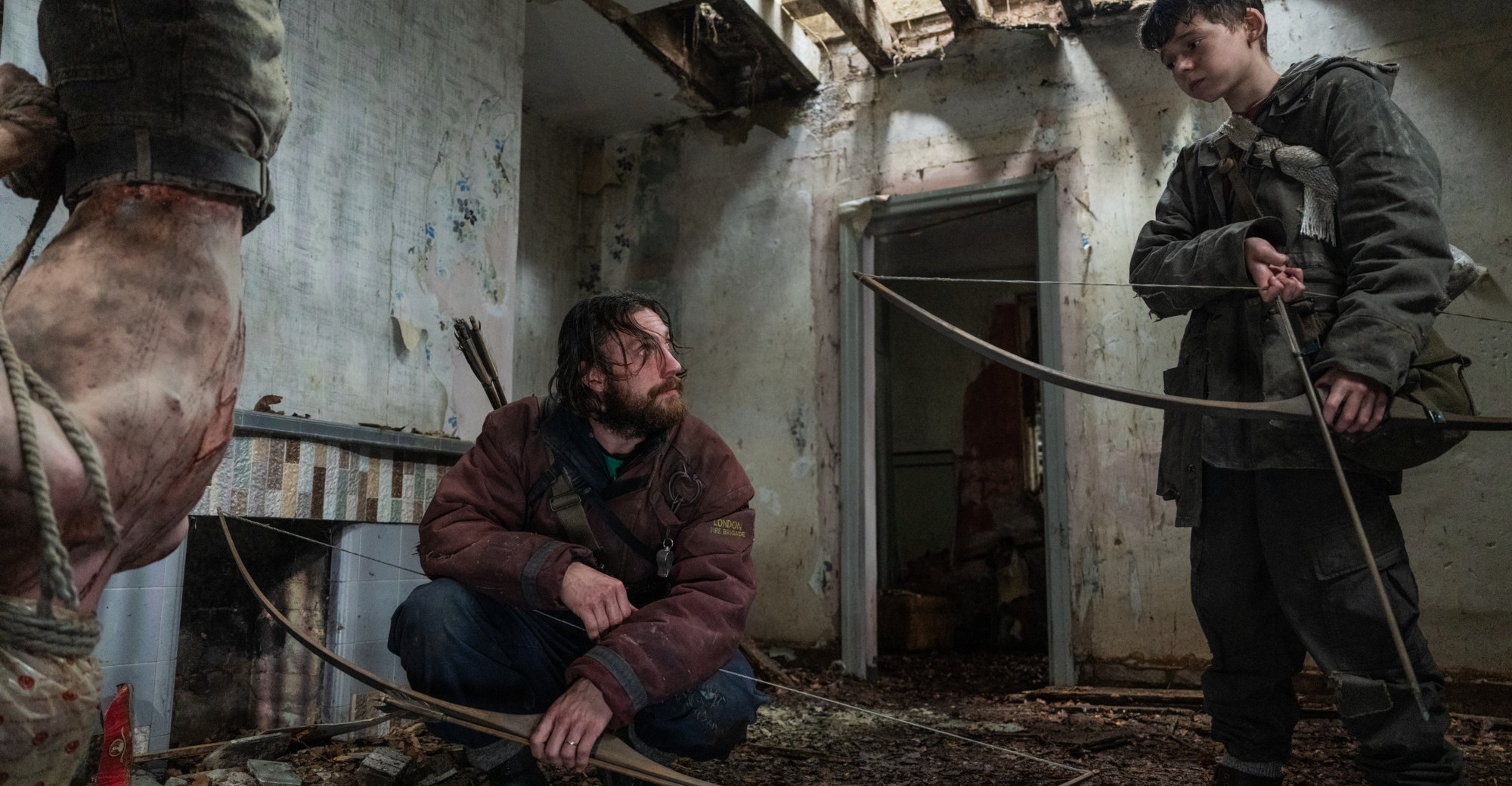 Jamie e Spike examinam um cadáver que acabou de se tornar infectado em 28 anos depois