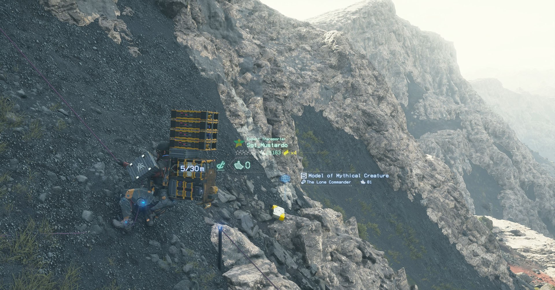 Uma captura de tela do Death Stranding, usando uma âncora de subida em um penhasco para descer.  Uma captura de tela do Death Stranding, usando uma âncora de subida em um penhasco para descer.