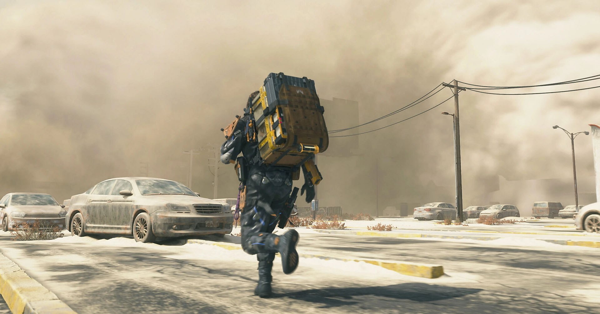 Uma captura de tela de 2 Stranding, mostrando Sam carregando um pacote nessa parte de trás. Ele está correndo em uma estrada desolada com muitos carros abandonados.