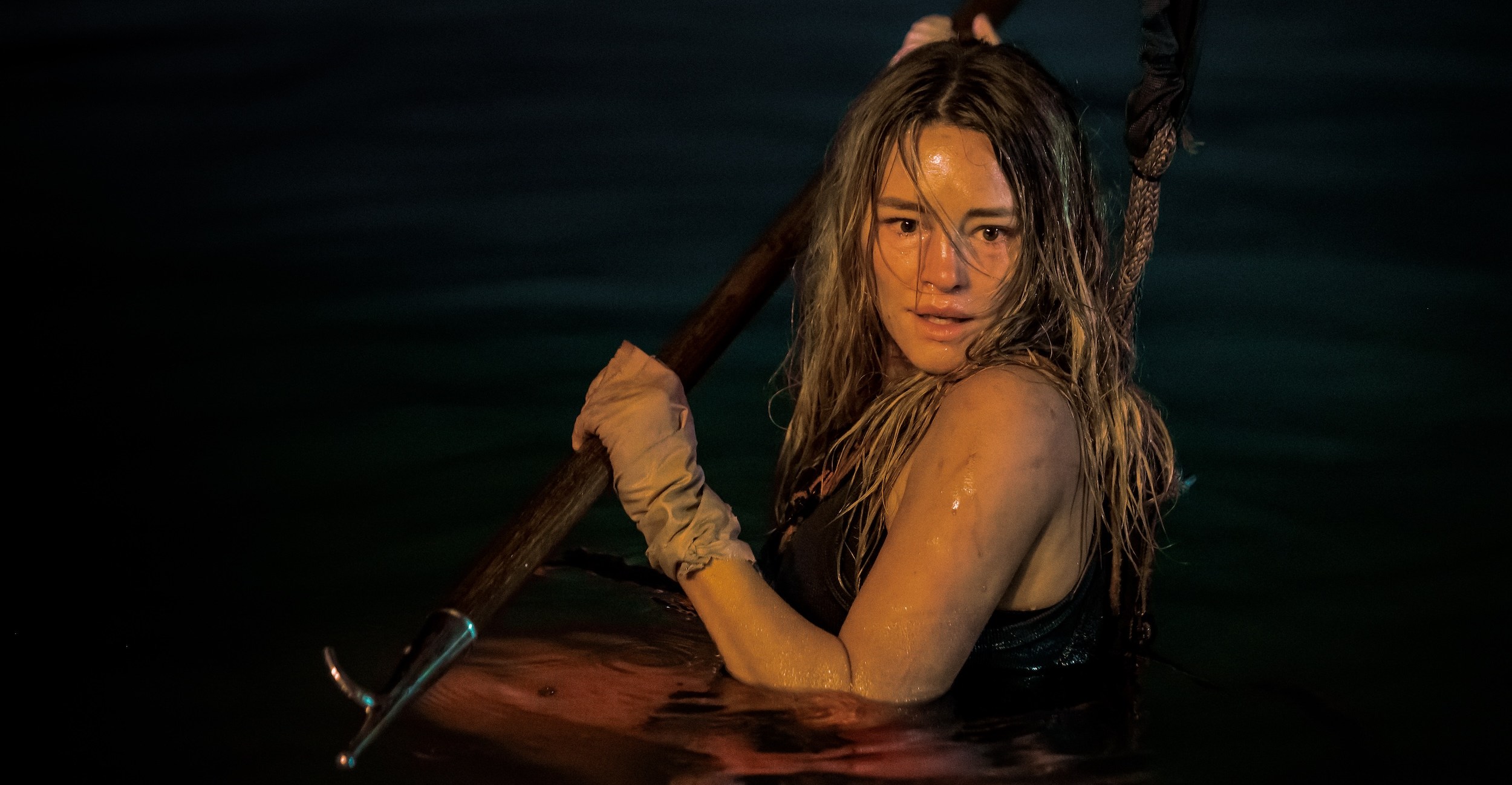 Zephyr (Hassie Harrison) segurando uma lança em animais perigosos Zephyr (Hassie Harrison) segurando uma lança em animais perigosos