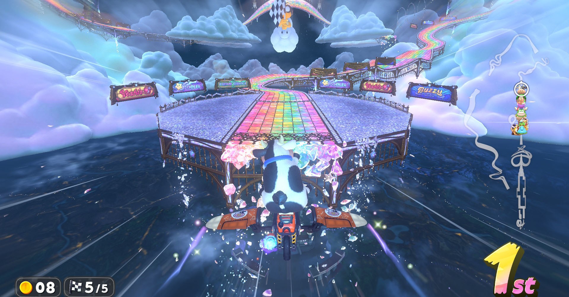 Uma captura de tela mundial de Mario Kart mostrando a vaca de personagem voando em direção à pista de Rainbow Road.