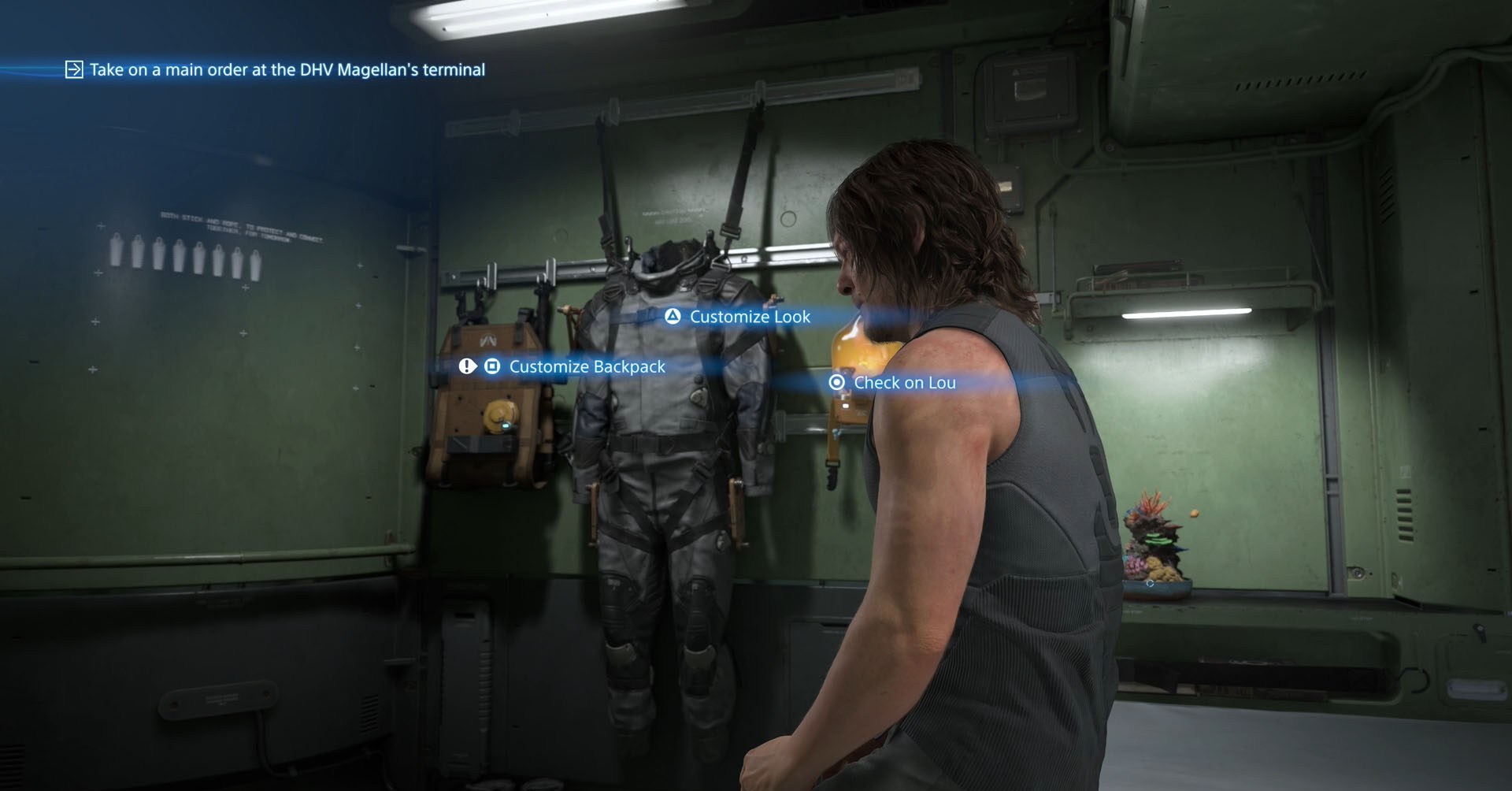 Uma captura de tela de 2 Stranding, mostrando Sam Porter em sua sala privada com a mochila e o terno enforcado na parede ao lado dele. Uma captura de tela de 2 Stranding, mostrando Sam Porter em sua sala privada com a mochila e o terno enforcado na parede ao lado dele.