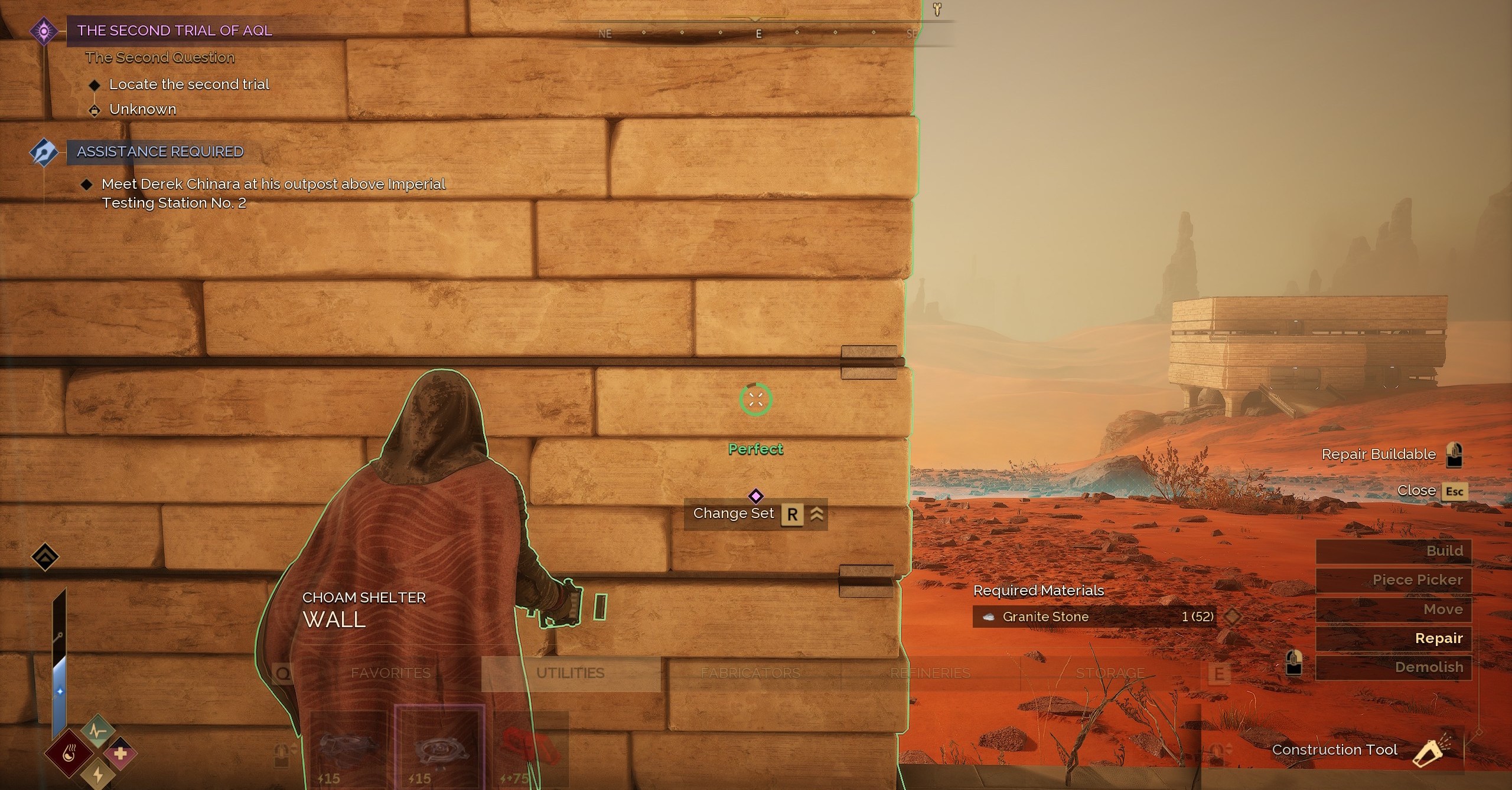 Um jogador de despertar da duna apontando a função de reparo da ferramenta de construção em uma parede parcialmente danificada.