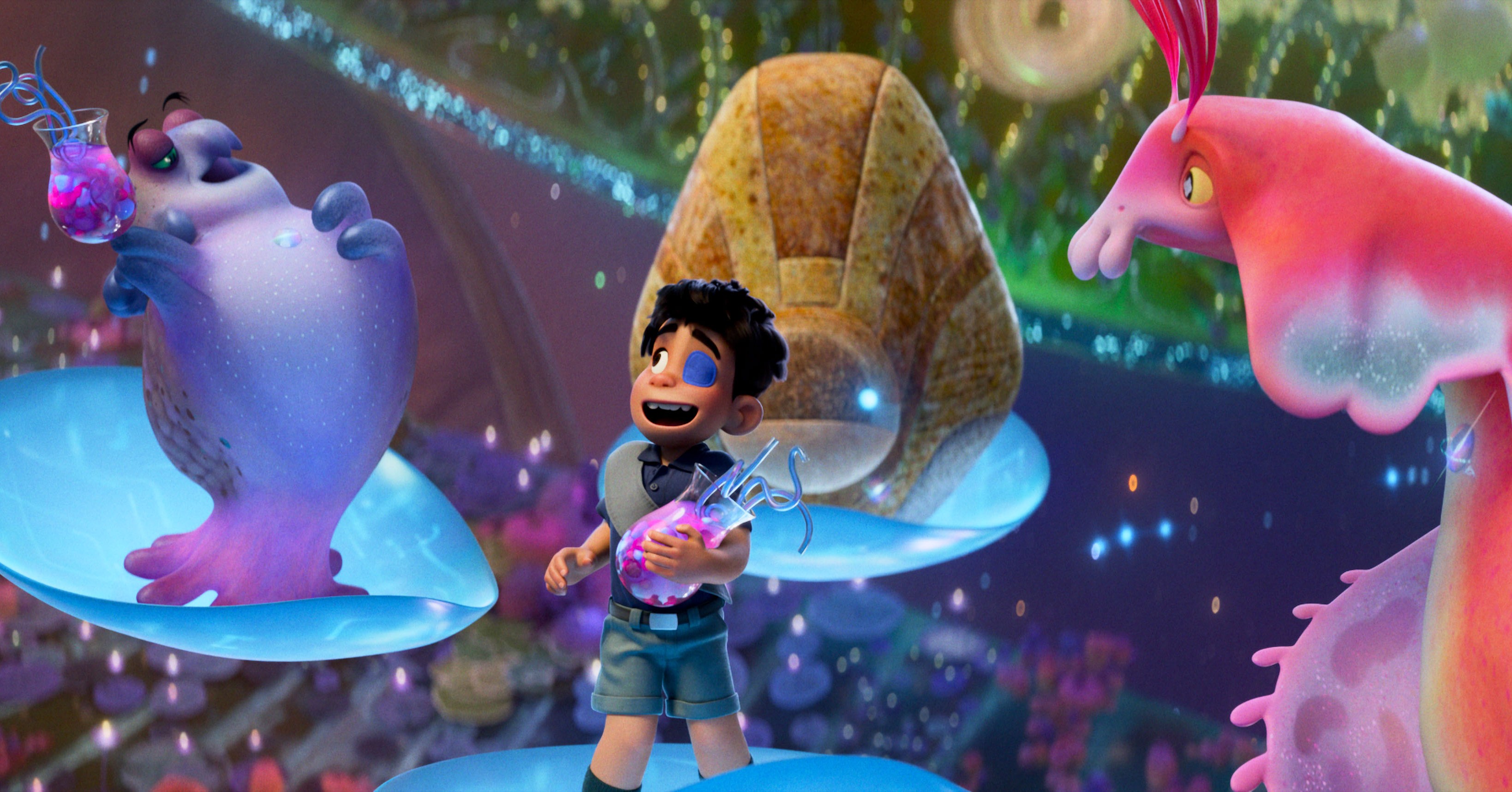 Elio, um garoto de 11 anos de idade em um olho azul, fica em um mundo colorido em uma concha flutuante azul transparente, cercada por estrangeiros amplamente variados em conchas semelhantes, no Elio da Pixar