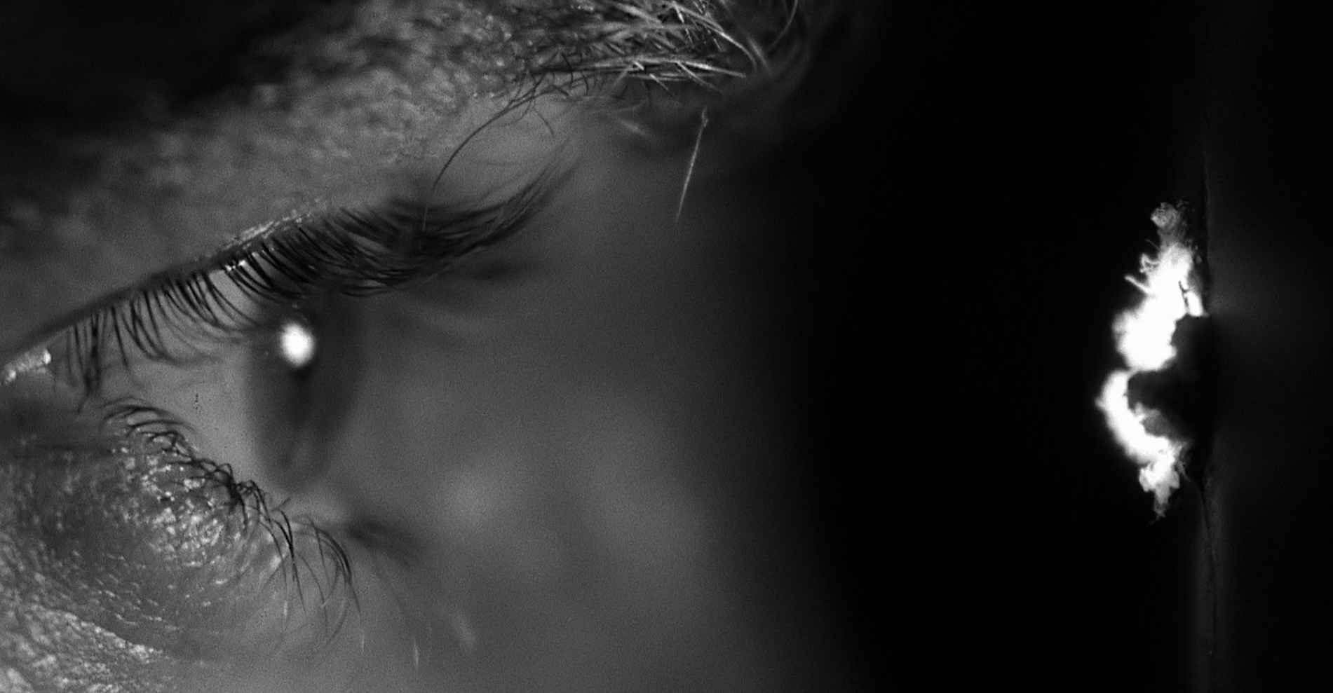 Close-up de olho olhando através de um olhopé em psicopata