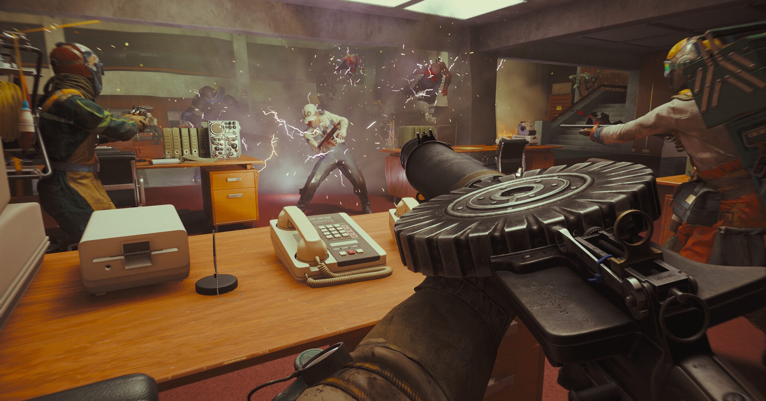 Três limpadores de casa que lidam com Hiss, um usando uma pistola de rock preto Três limpadores de casa que lidam com Hiss, um usando uma pistola de rock preto