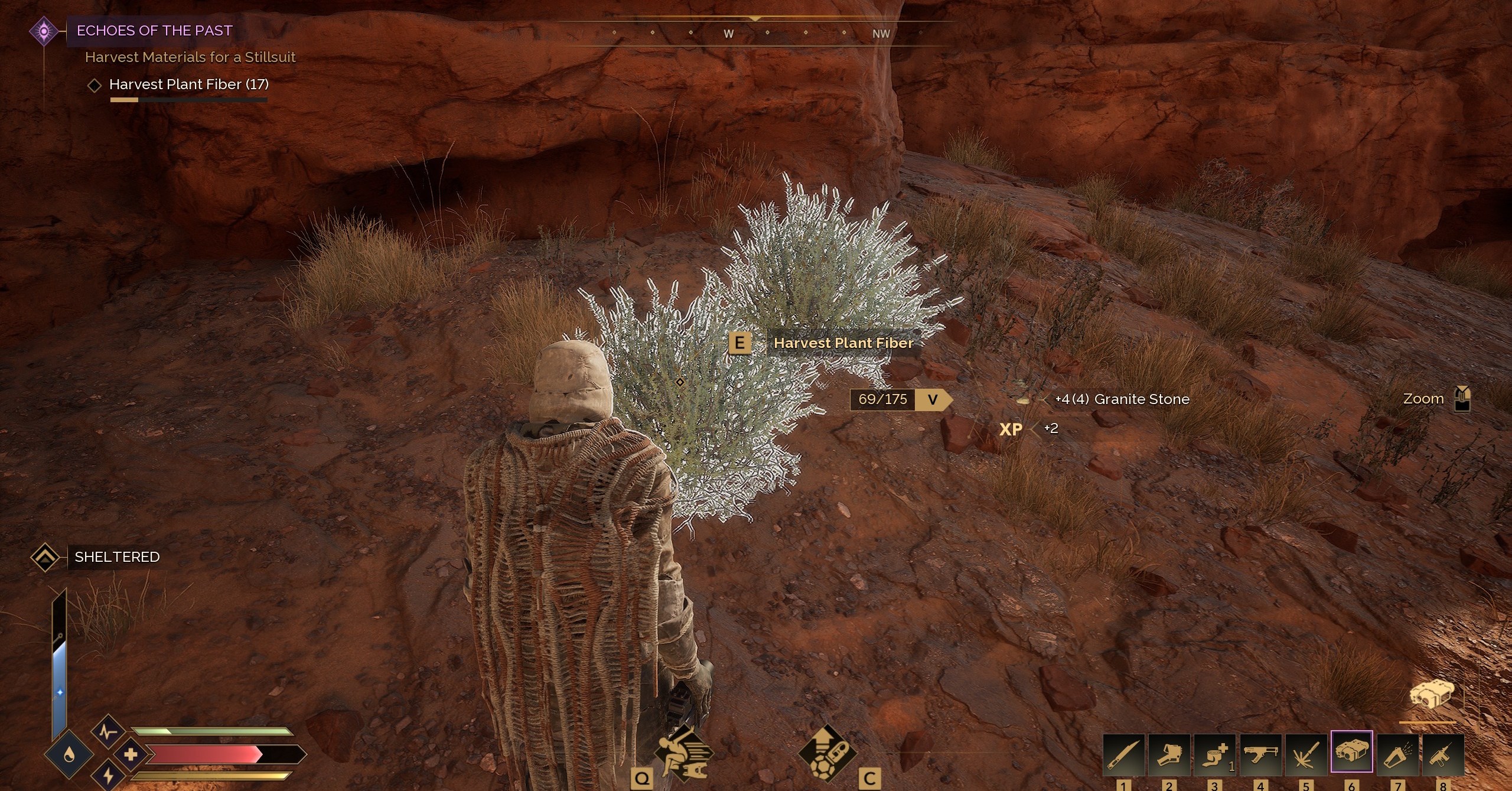 Um jogador em Dune Awakening em pé na frente de arbustos que produzem fibras de planta Um jogador em Dune Awakening em pé na frente de arbustos que produzem fibras de planta