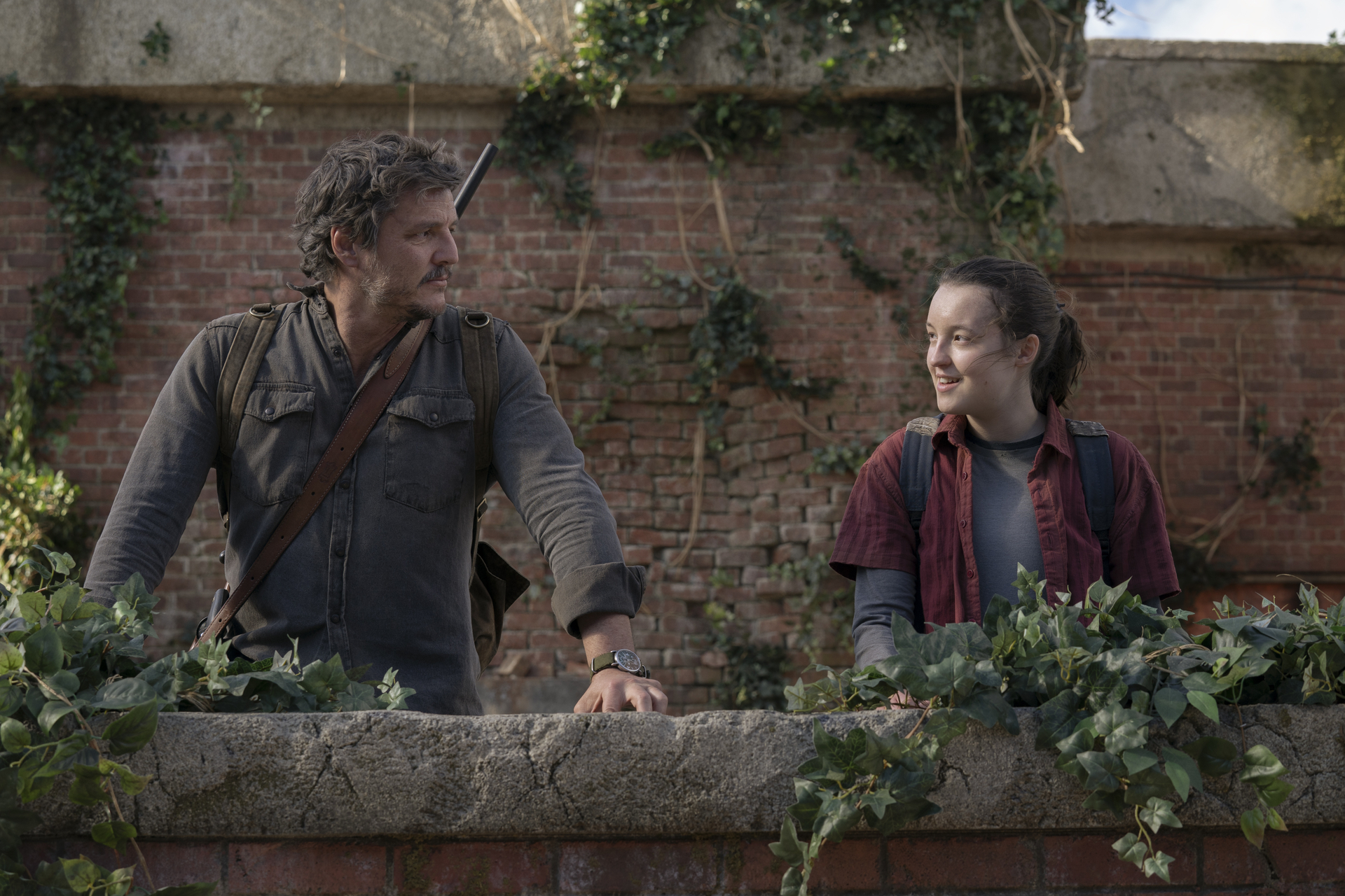 Joel (Pedro Pascal) e Ellie (Bella Ramsey) olham um para o outro na última temporada de nós 1, episódio 9