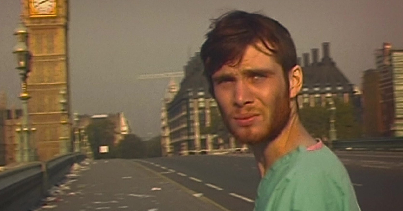 Cillian Murphy como Jim Wandering Vaily London Street em 28 dias depois