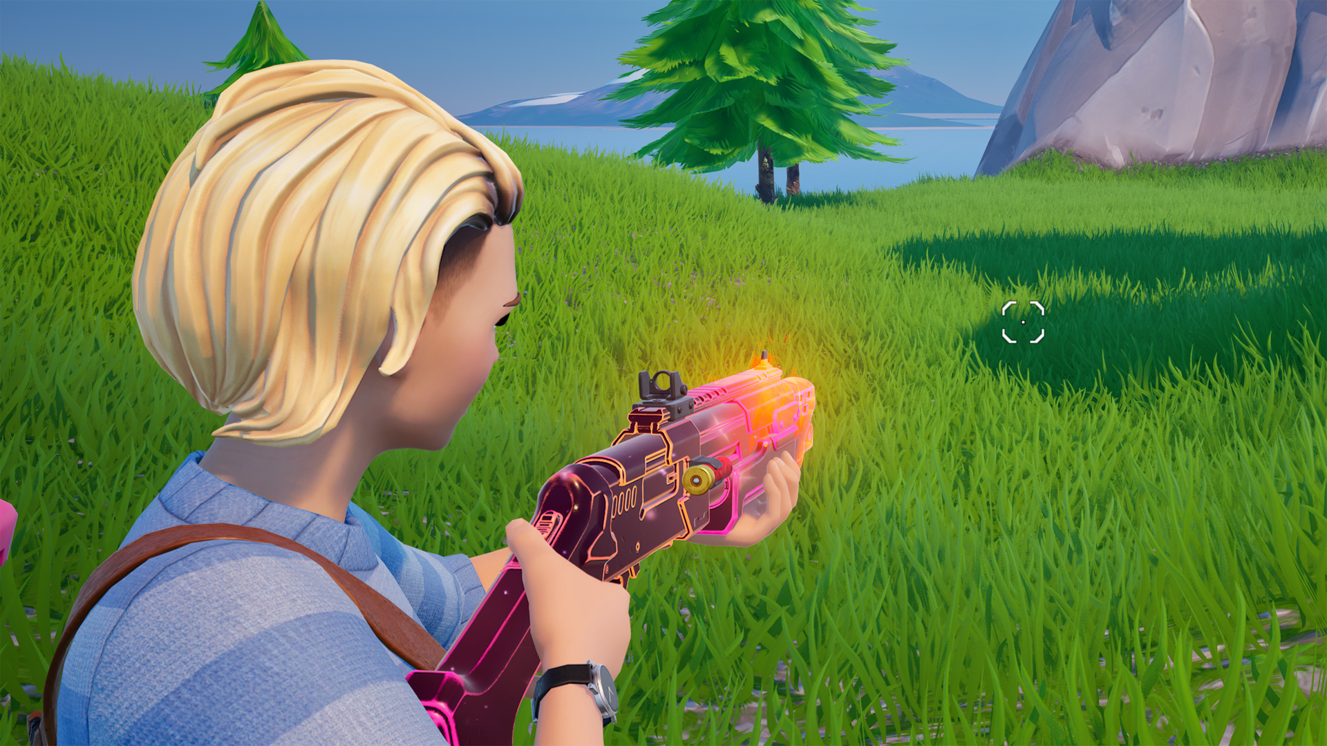 Um jogador que visa uma arma exótica instável em Fortnite.