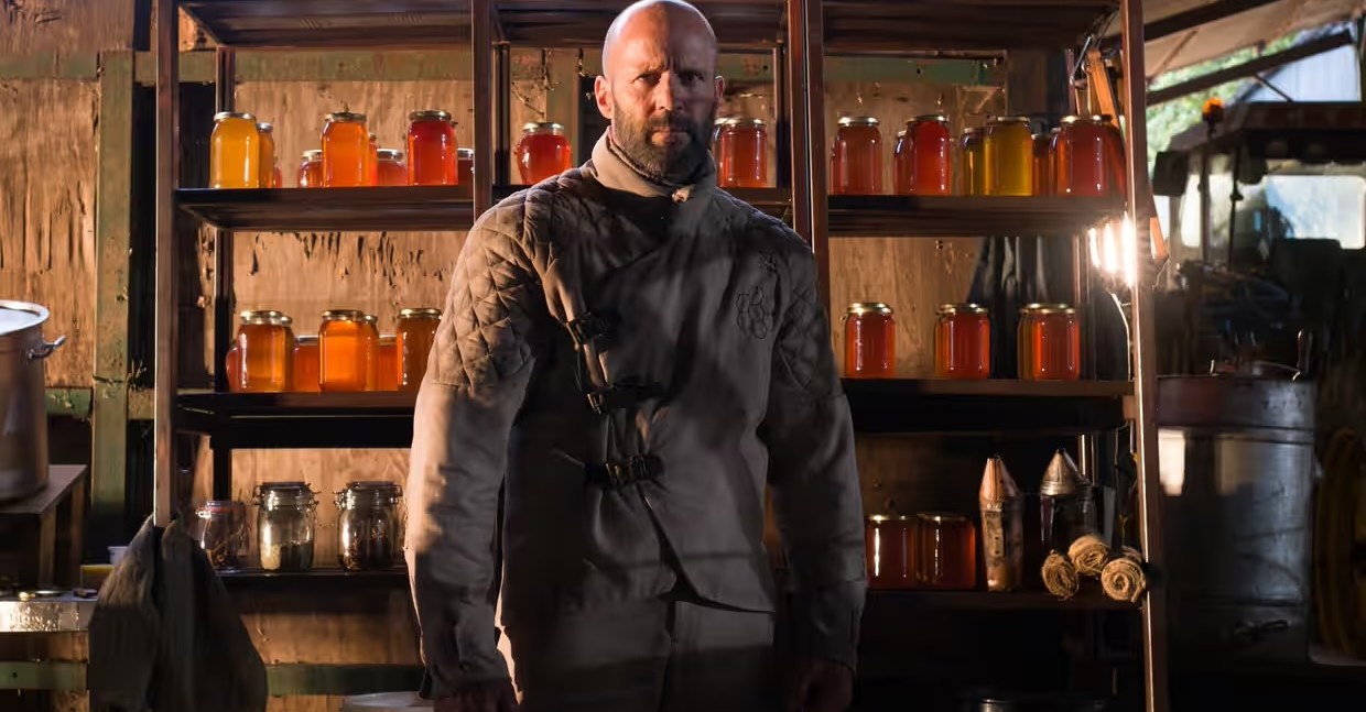 Um apicultor (Jason Statham) fica na frente de um pouco de mel no apicultor