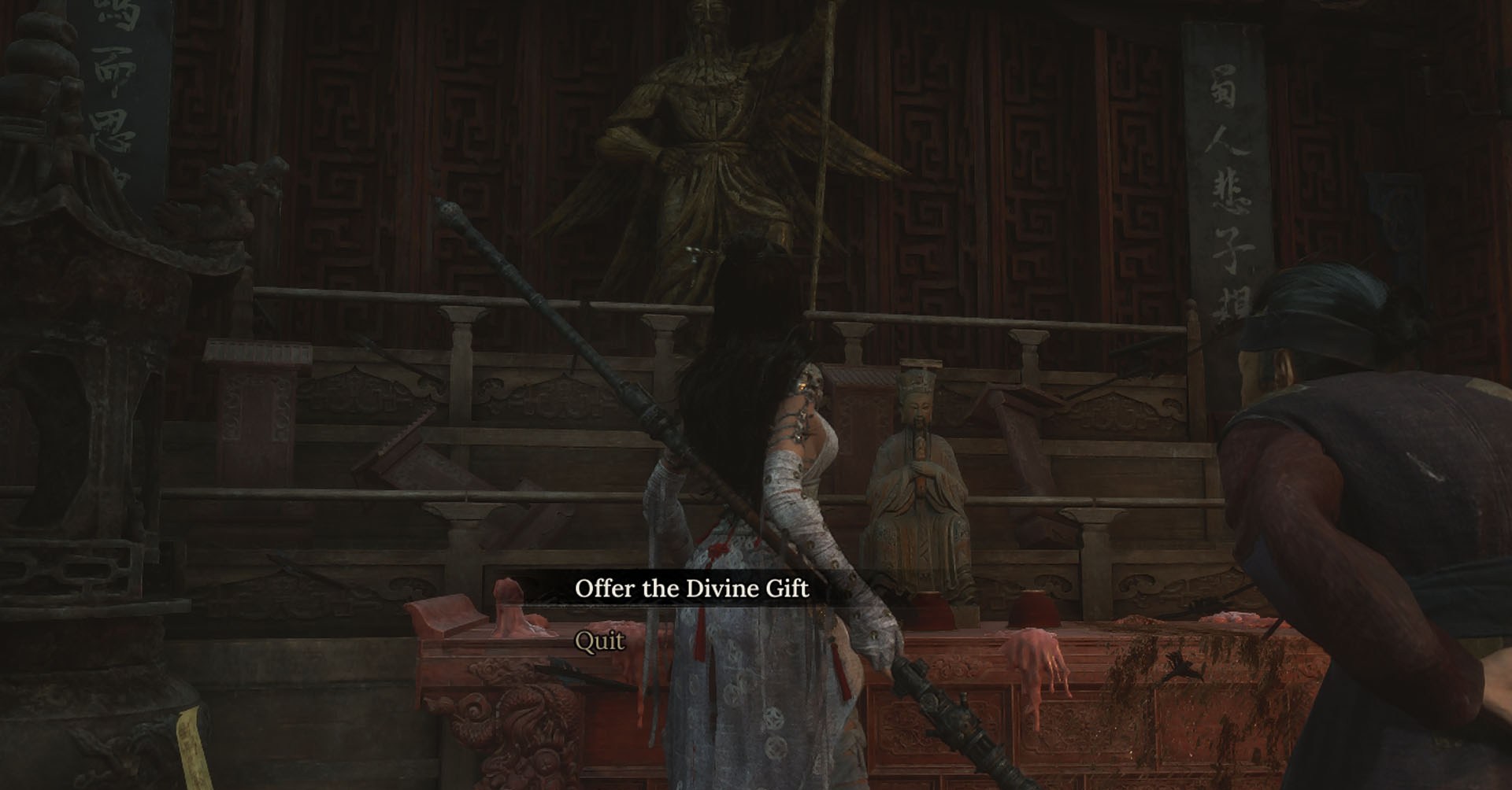 Uma captura de tela de penas de Wuchang: caída mostrando o personagem principal interagindo com uma estátua. Você pode ver um menu dando ao jogador a opção de oferecer o presente divino à estátua. Há uma velha senhora ao lado do personagem principal.