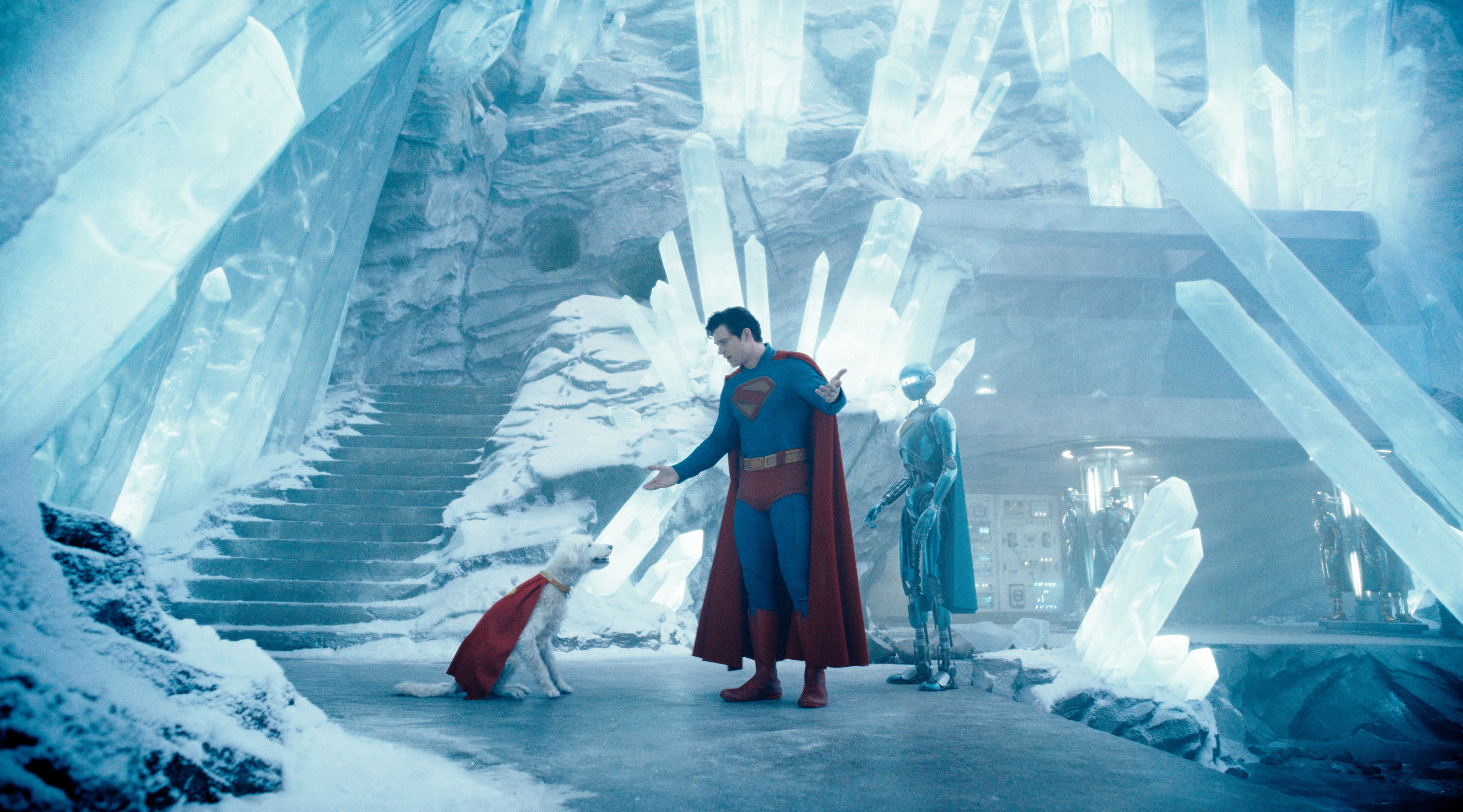 Em um imóvel do cinema de 2025, Superman fala com seu cachorro superpoderoso Krypto na fortaleza gelada da solidão.