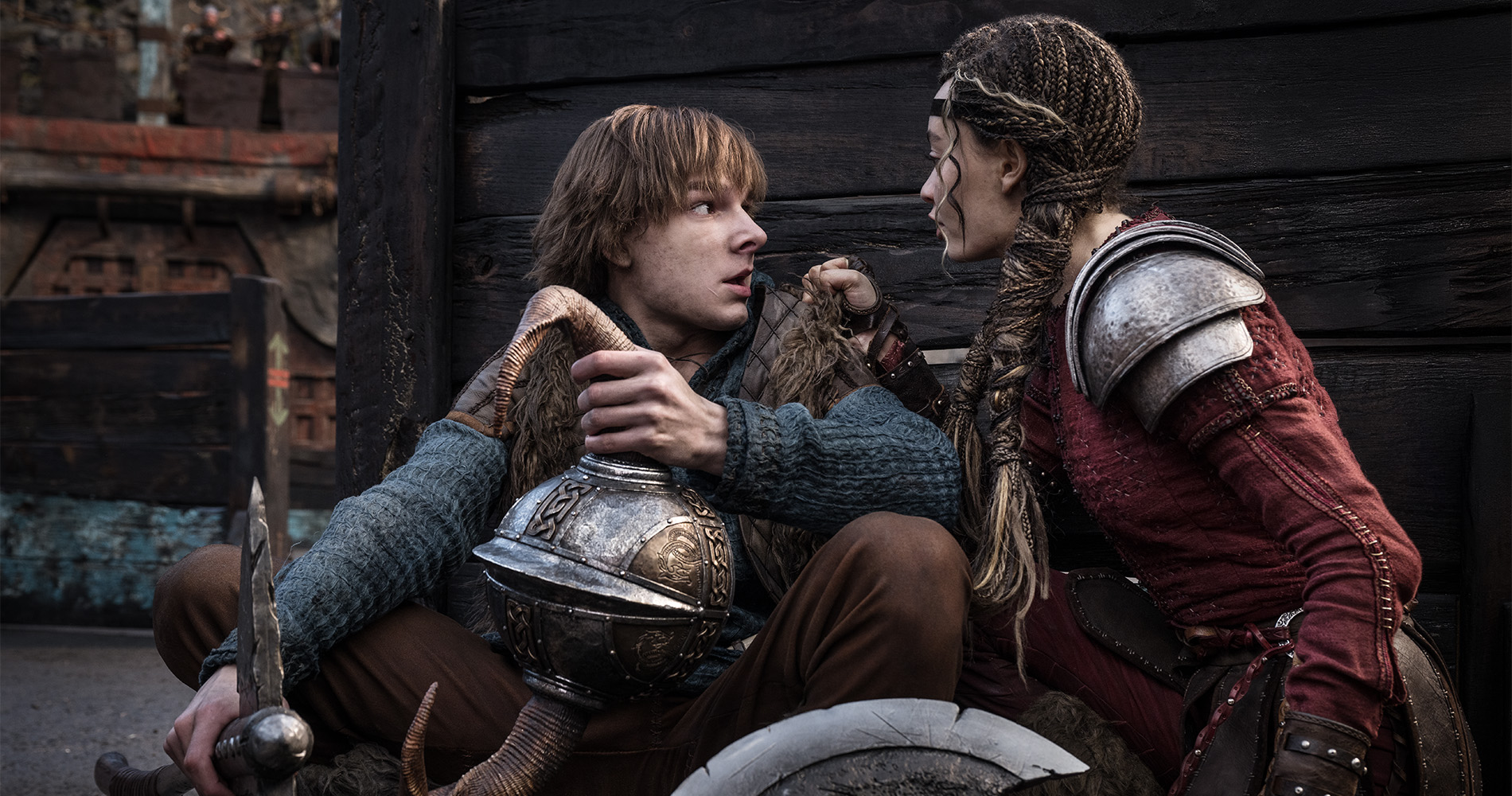 Soluço (Mason Tamisa) e Astrid (Nico Parker) se enfrentam em um momento tenso enquanto luta contra um dragão na arena Viking na ação ao vivo como treinar seu dragão