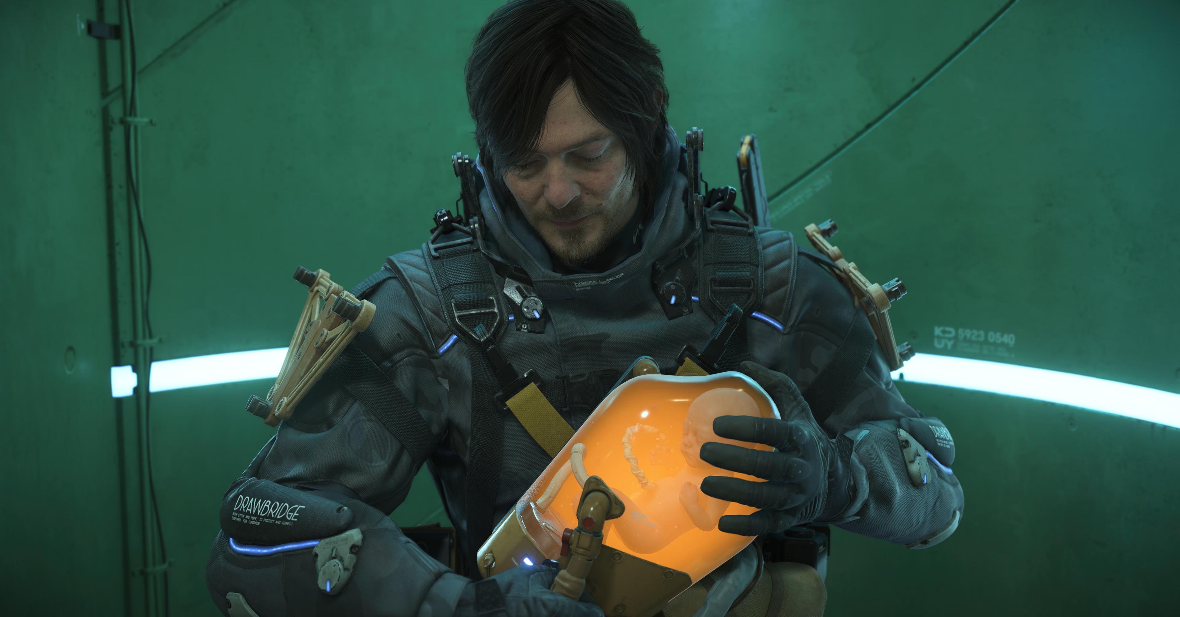 Sam em Death Stranding 2, segurando uma vagem BB com o espírito de Lou dentro Sam em Death Stranding 2, segurando uma vagem BB com o espírito de Lou dentro