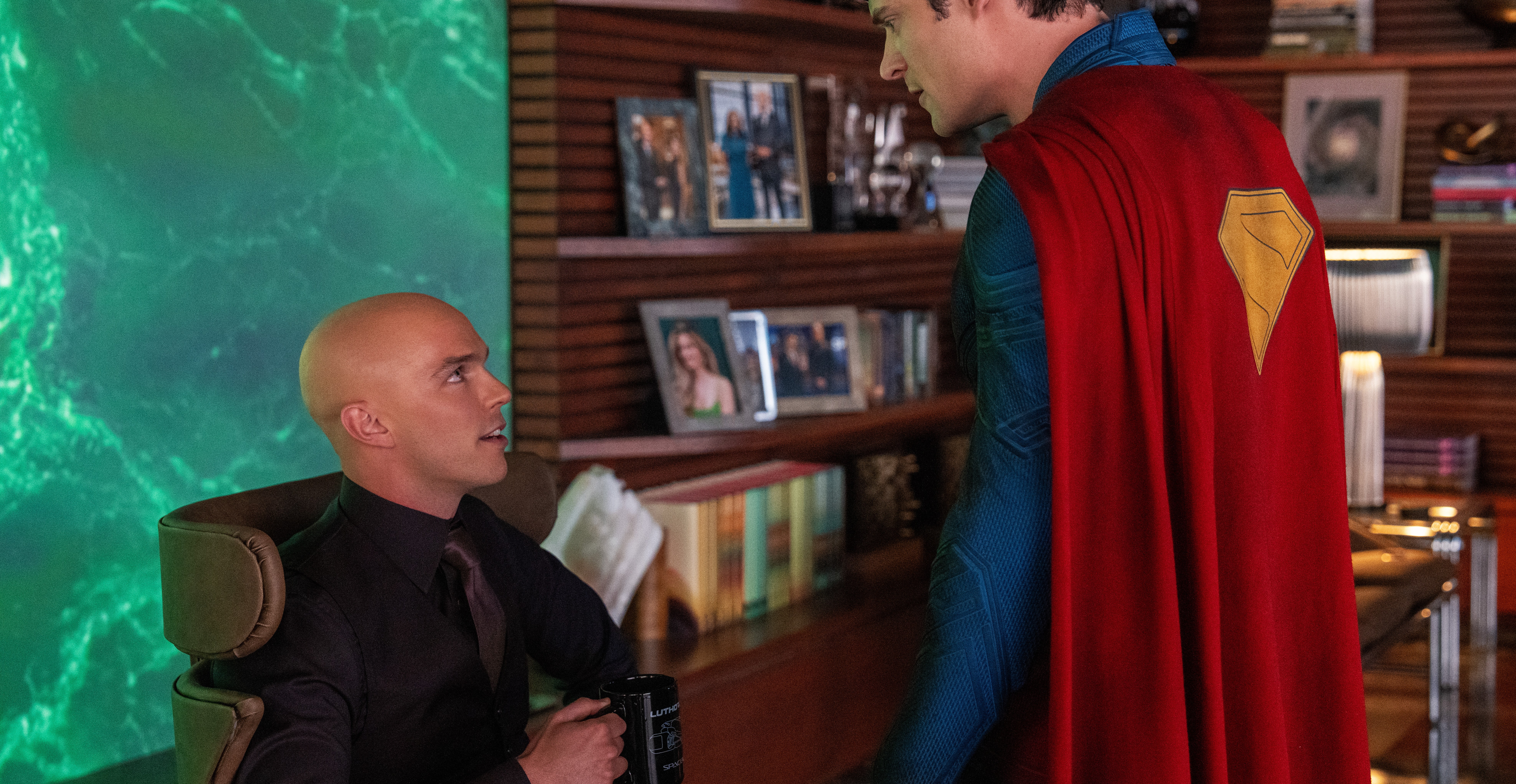 Superman brilha em Luthor, que presunçosamente segura uma caneca de café no Super -Homem de James Gunn Superman brilha em Luthor, que presunçosamente segura uma caneca de café no Super -Homem de James Gunn
