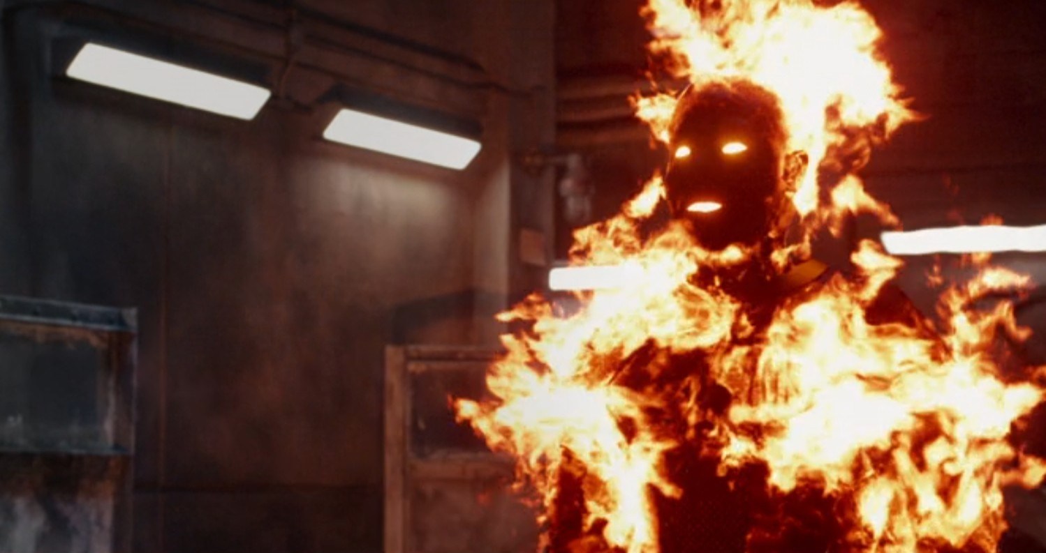 A tocha humana, tocada na carne de Michael B. Jordan, acende -se de fogo em uma cena do Quarteto Fantástico de 2015. 