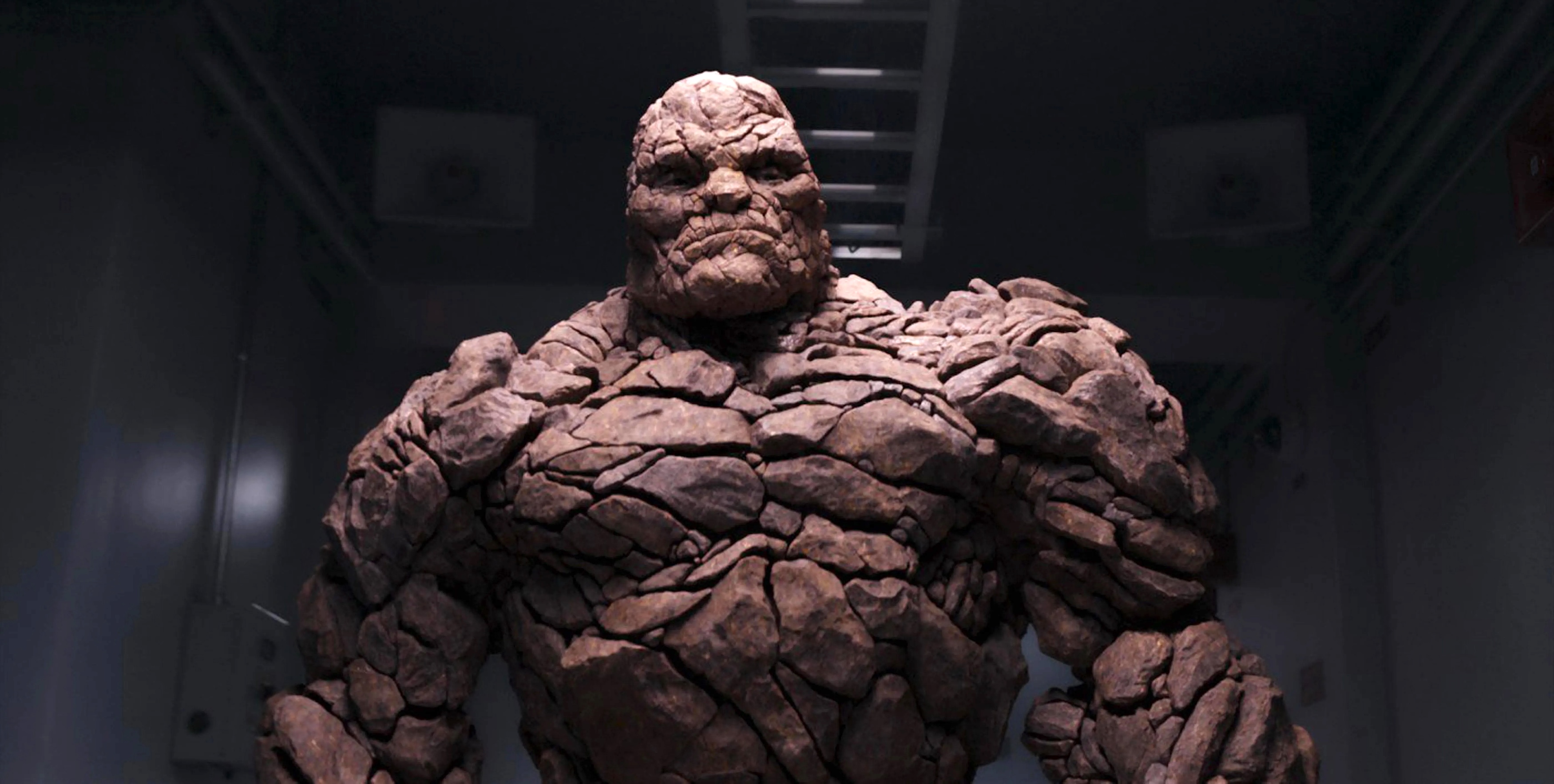 Ben Grimm no modo Rocky Thing no Fantástico Quarteto de Josh Trank, Fantastic Four, em silhueta contra um espaço escuro