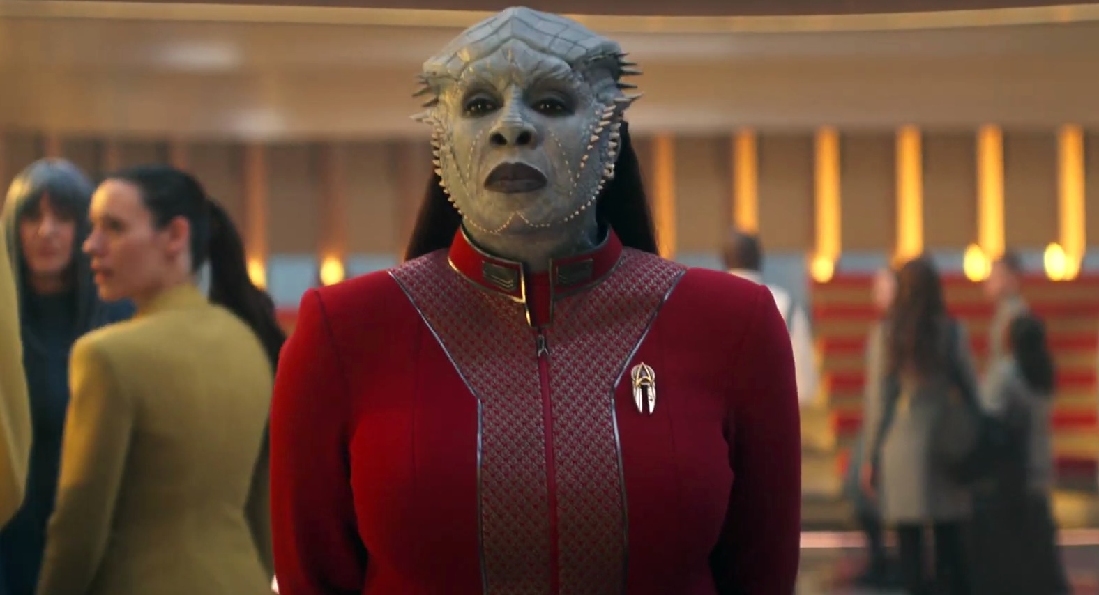Gina Yashere como comandante Lura Thok, um híbrido Klingon/Jem'hadar que é o primeiro oficial do chanceler e mestre de cadetes em Star Trek: Starfleet Academy