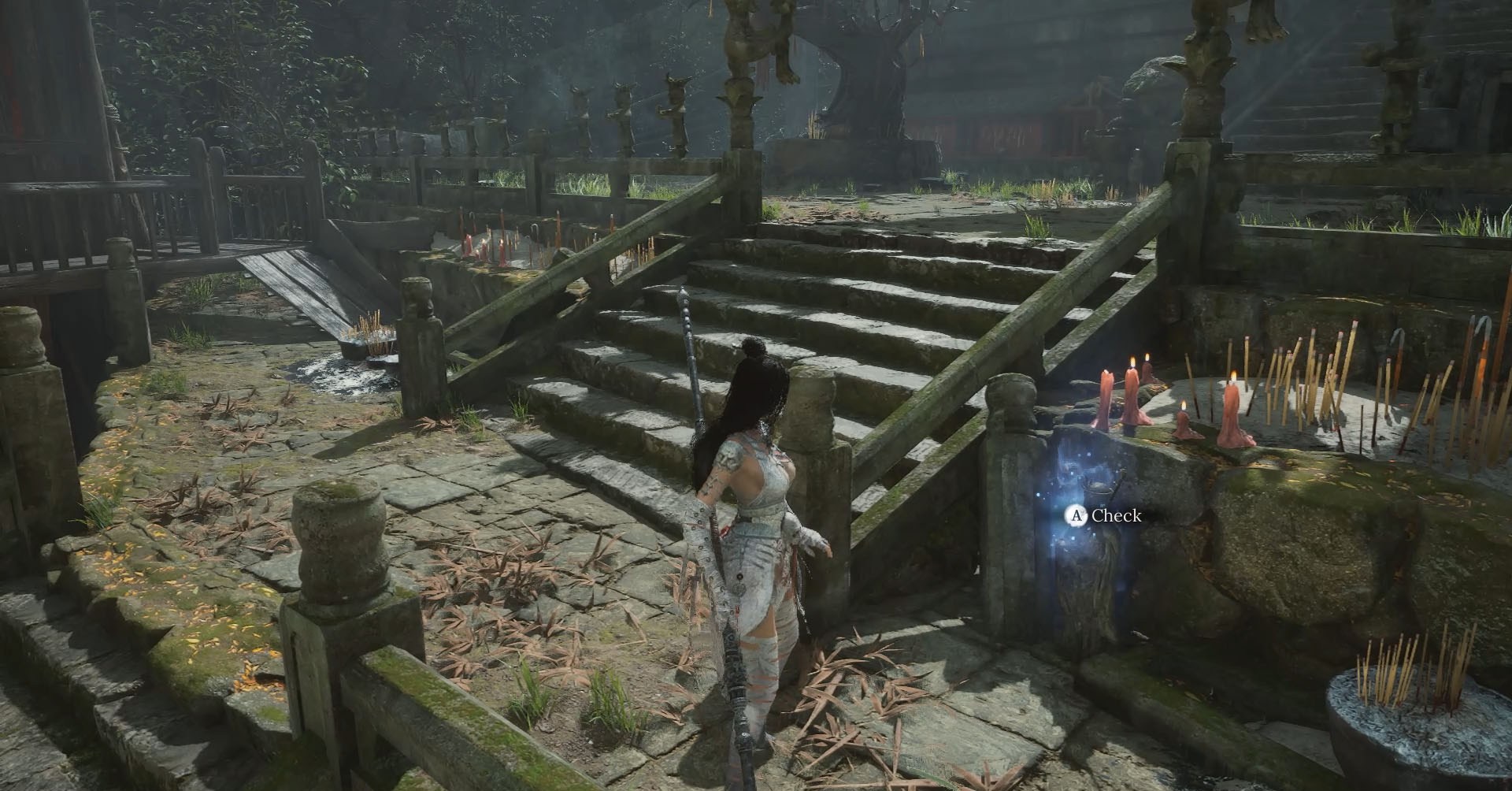 Uma captura de tela de penas caída, mostrando o personagem principal de uma pequena estátua emitindo um brilho azul claro. Uma captura de tela de penas caída, mostrando o personagem principal de uma pequena estátua emitindo um brilho azul claro.