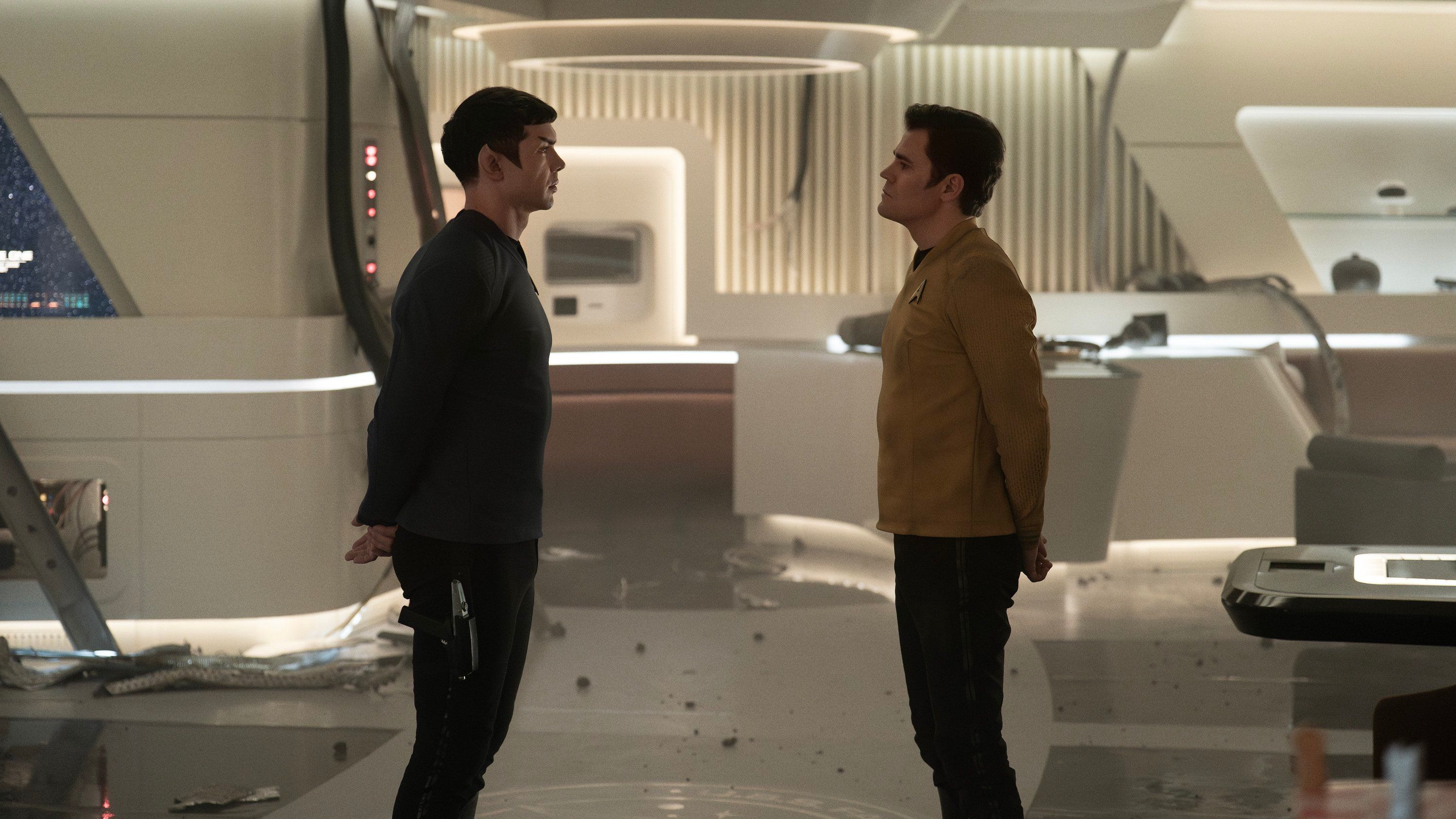 Peck como Spock e Paul Wesley enquanto Kirk conversa nos aposentos do capitão no Farragut em Star Trek: Strange New Worlds
