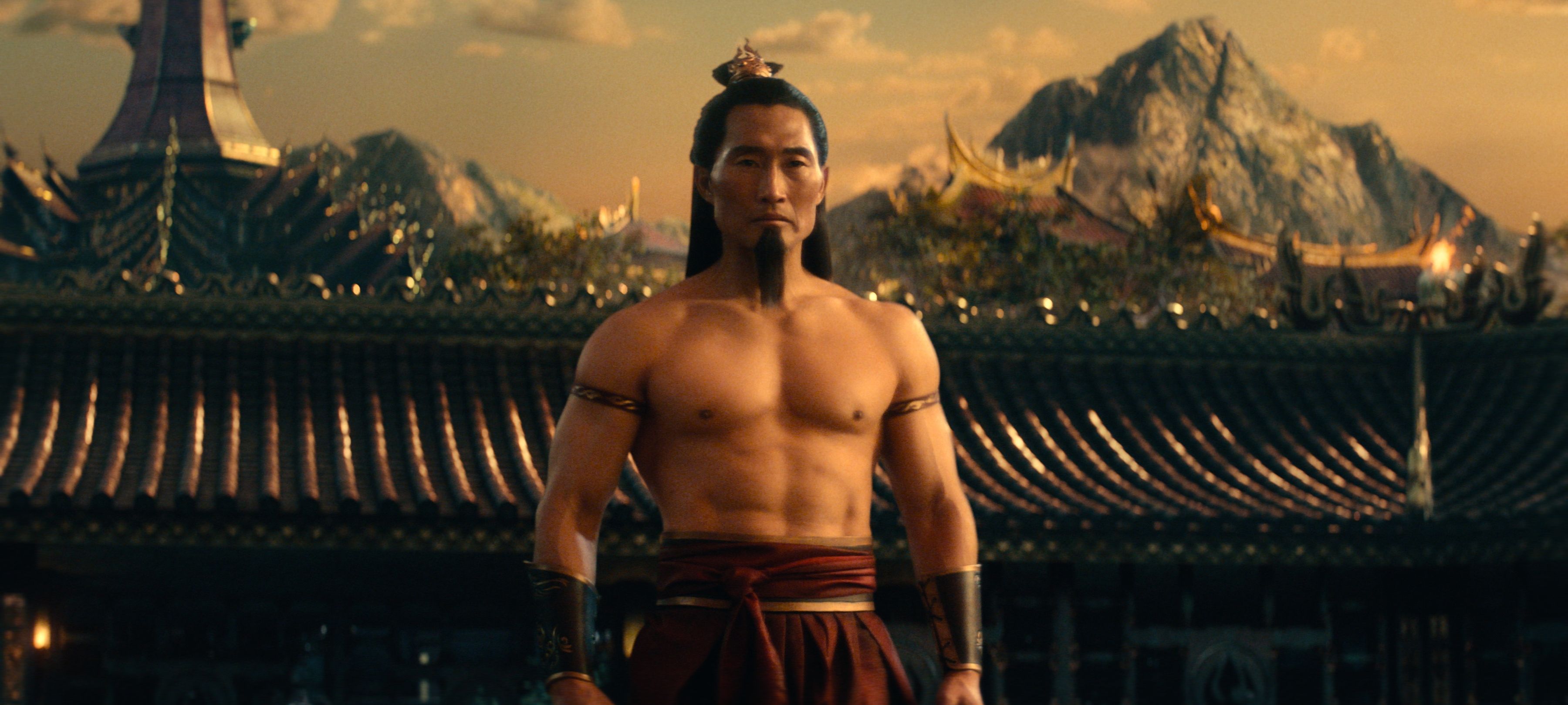 Daniel Dae Kim sem camisa se prepara para um duelo em Avatar: The Last Airbender