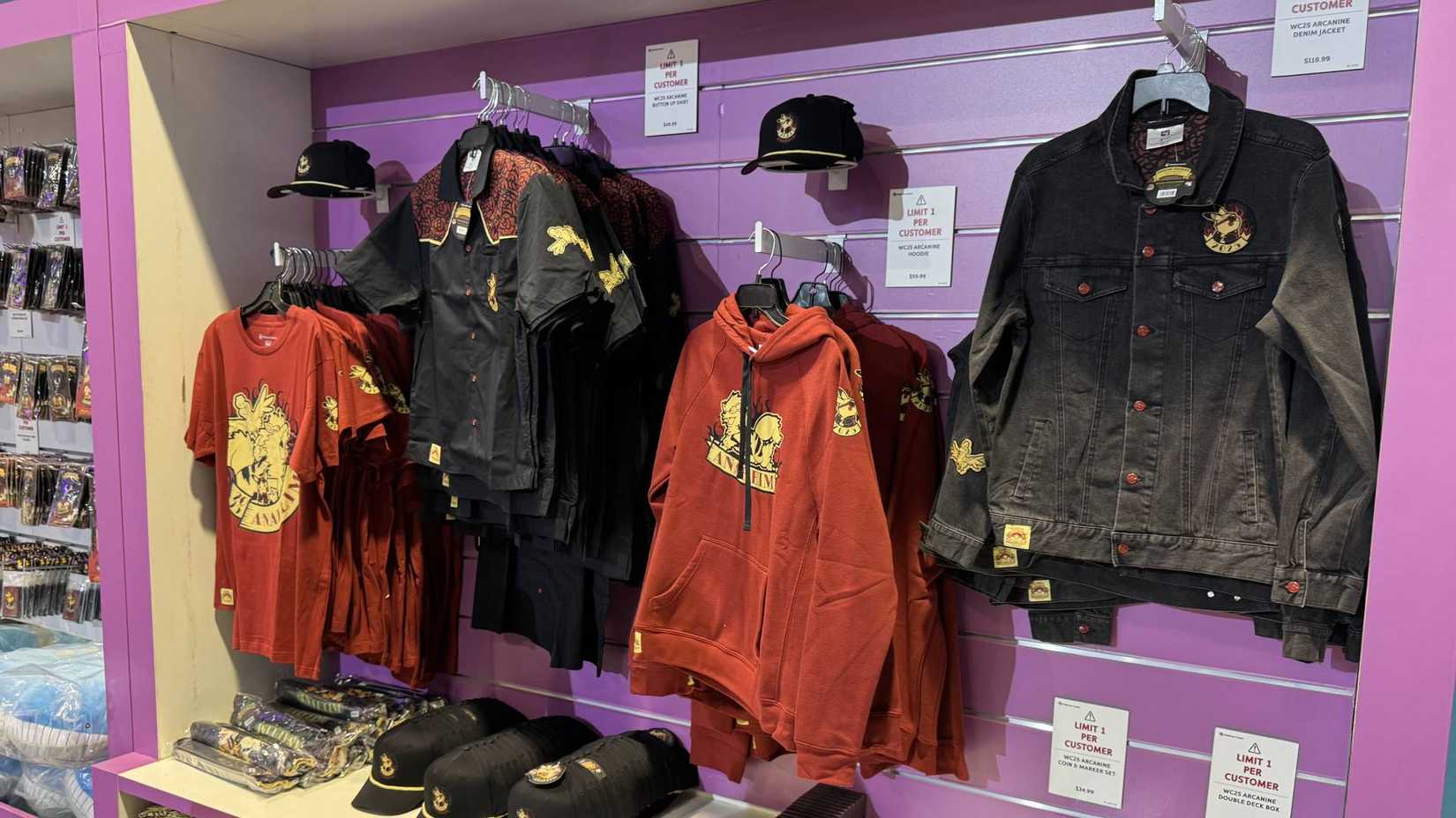 Uma parte da linha de mercadorias da Rockabilly no Pokémon Center da série World Championship.