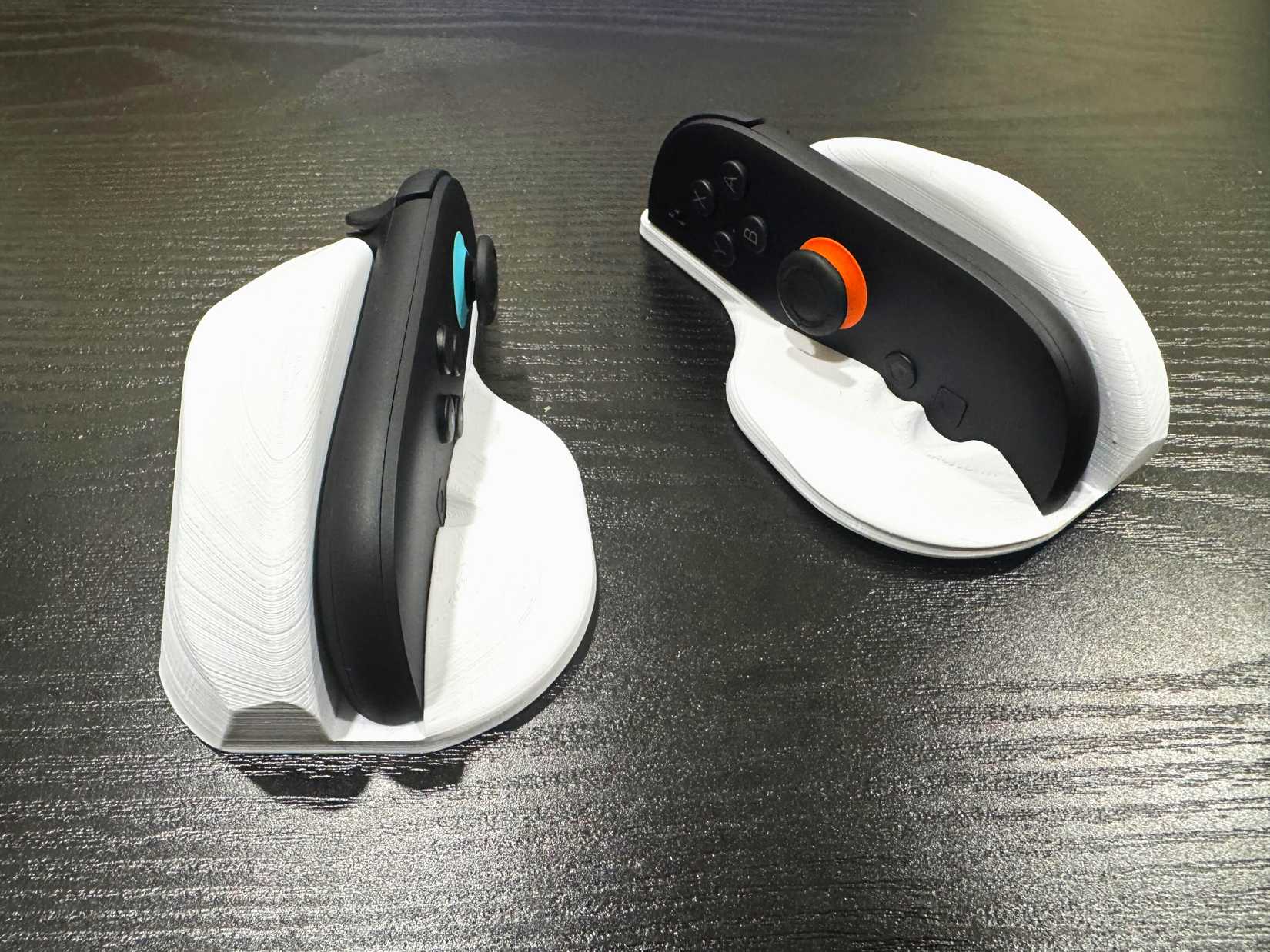 Duas alegrias em conchas de mouse sentam em uma mesa.