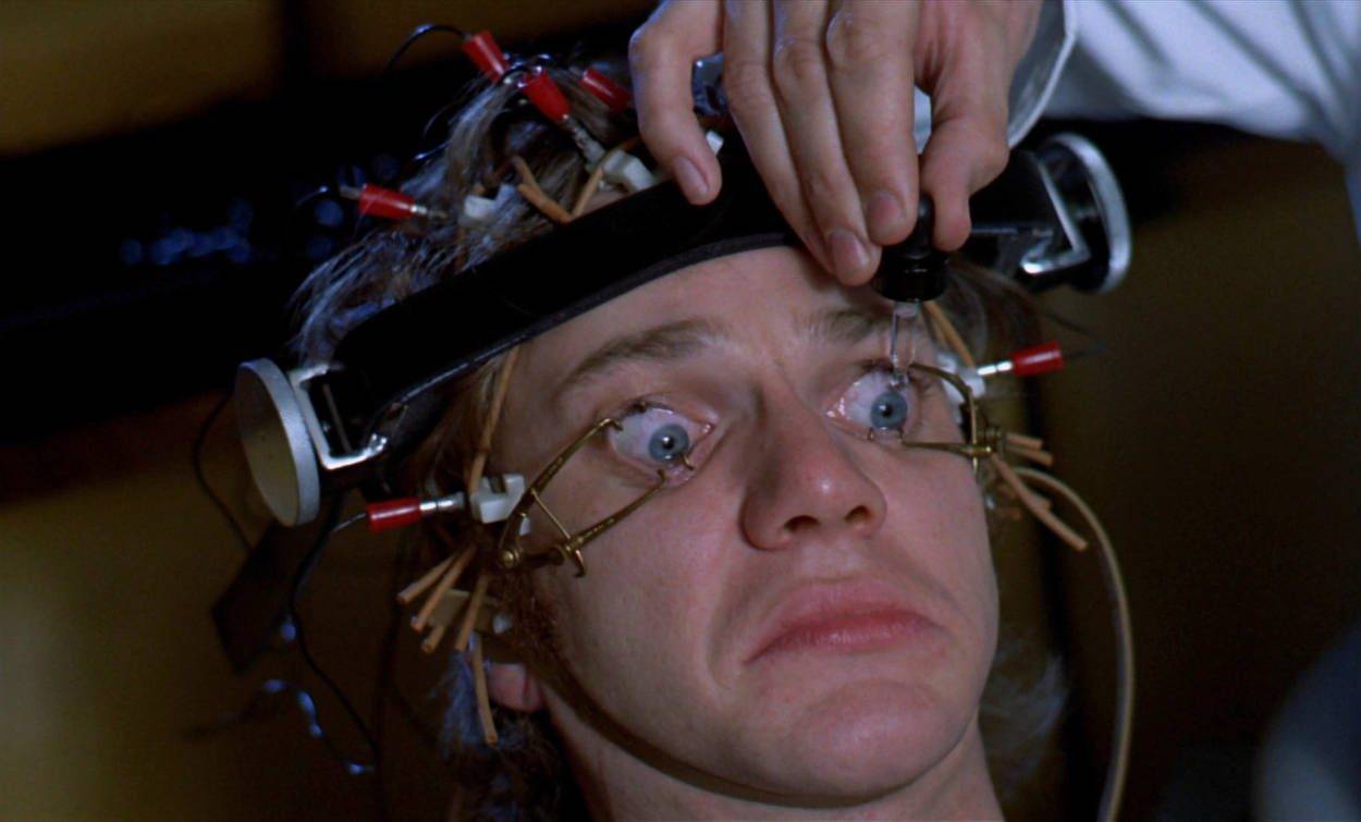 Malcom McDowell tem os olhos abertos com uma engenhoca assustadora em uma laranja relógica