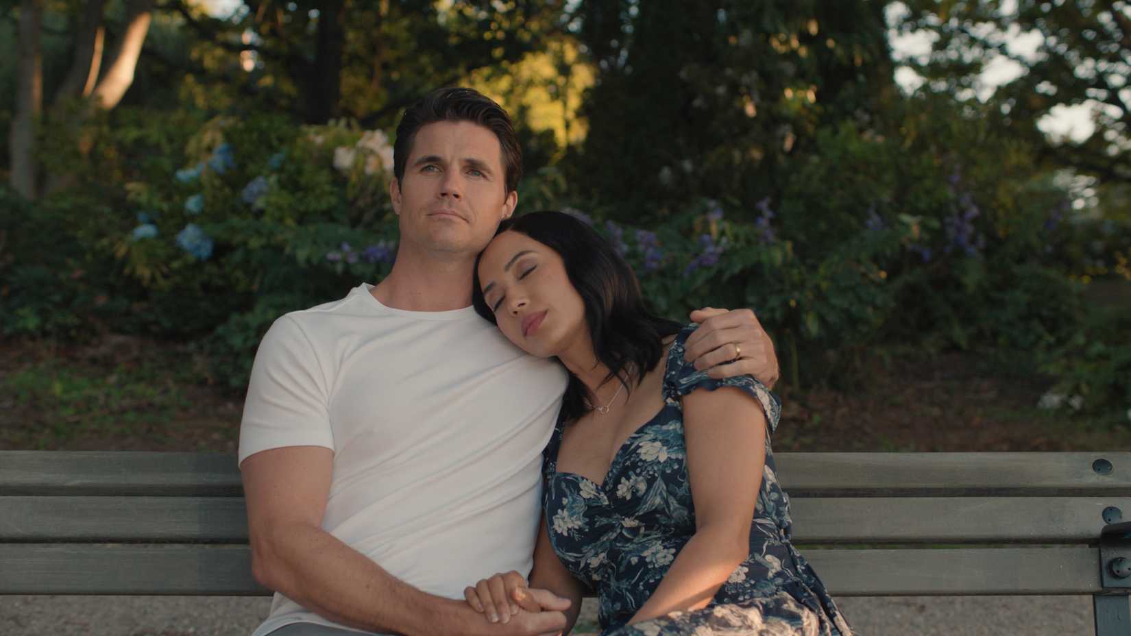 Robbie Amell e Andy todos sentados juntos e de mãos dadas no upload