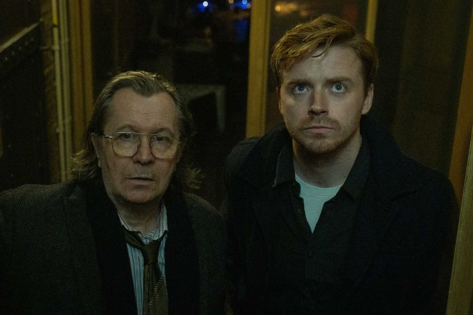 Gary Oldman e Jack Lowden parecem preocupados em um corredor