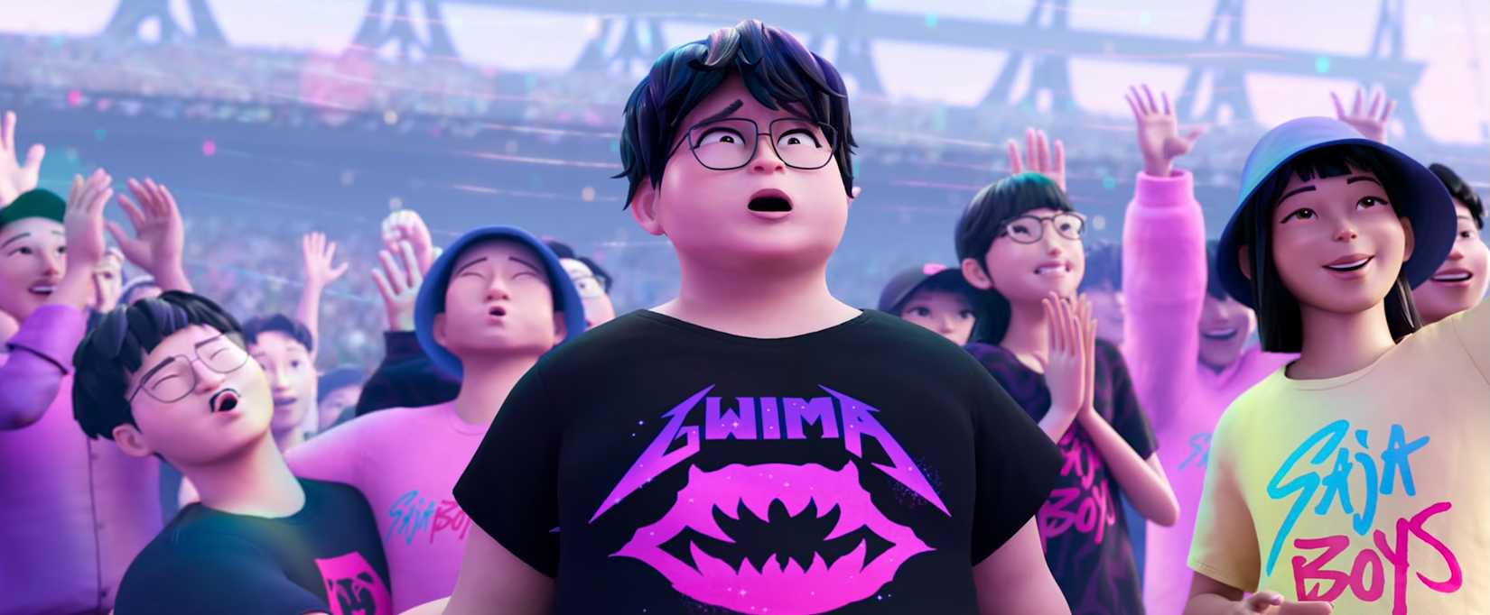 Um ventilador Huntr/X com cabelos e óculos curtos e escuros, boca aberta, em uma multidão de concertos, vestindo um "Weme" camisa do concerto com o nome do demônio e a boca aberta e dentes em uma cena de Kpop Demon Hunteres