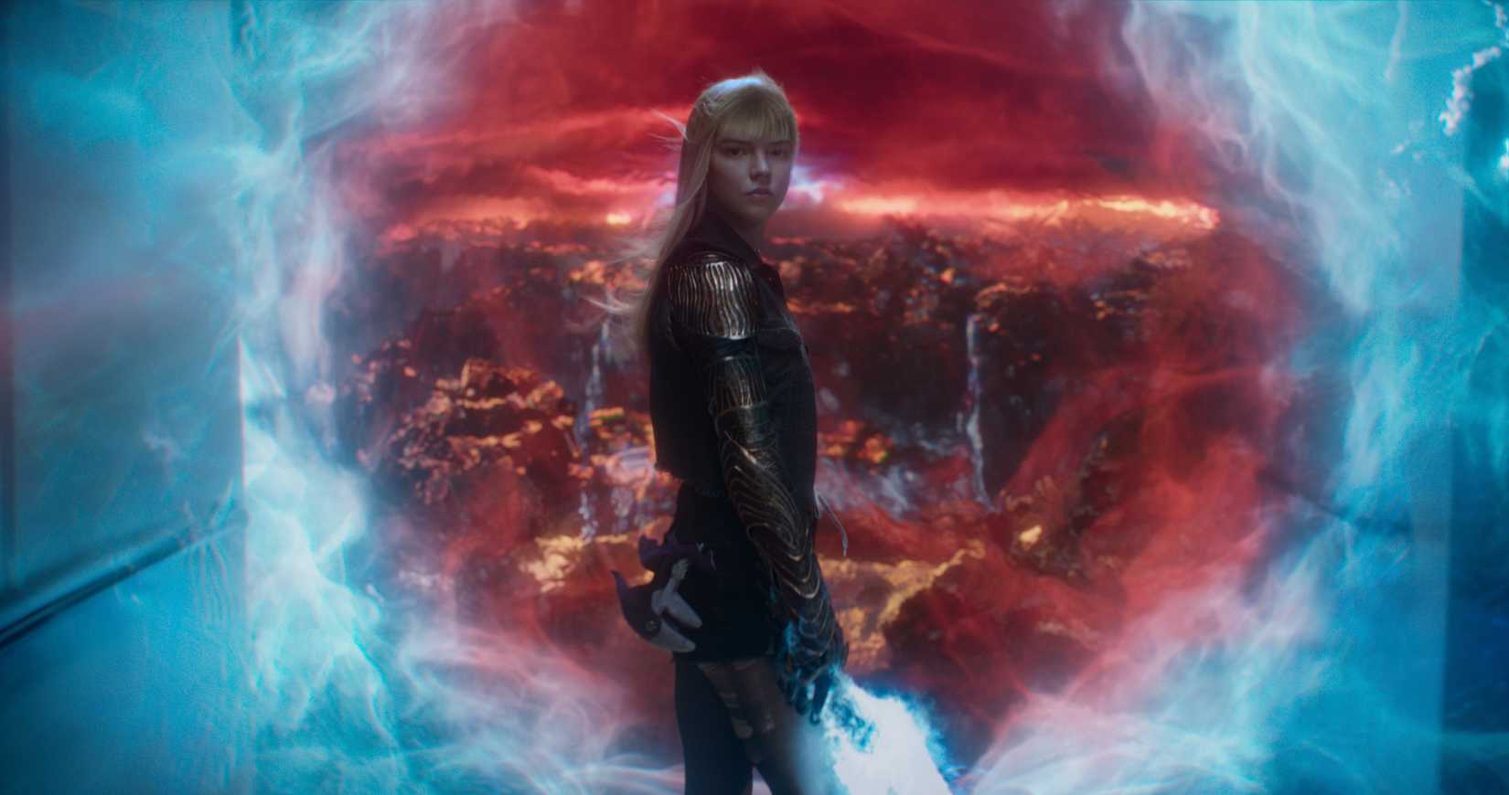 Anya Taylor-Joy como Illyana Rasputin nos estúdios do século XX, The New Mutants, em pé em uma parede azul de energia com um retrato vermelho no centro