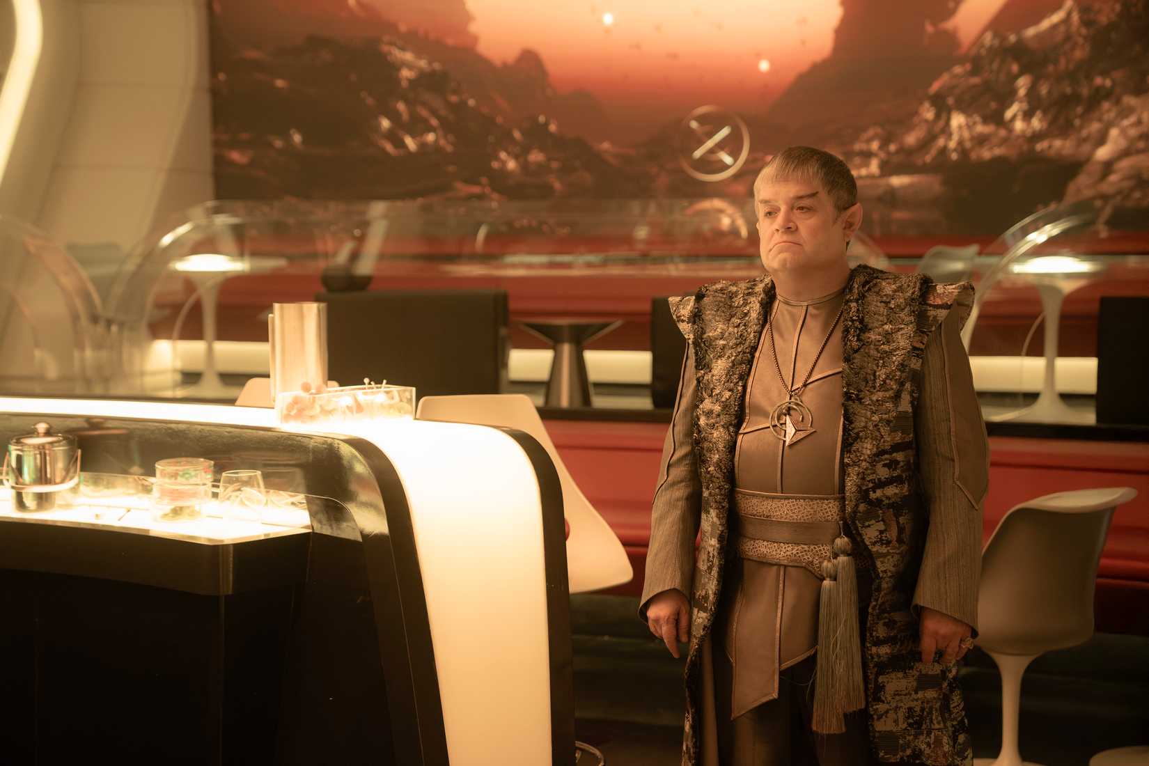 Patton Oswalt fica em um bar como Doug the Vulcan in Star Trek: Strange New Worlds