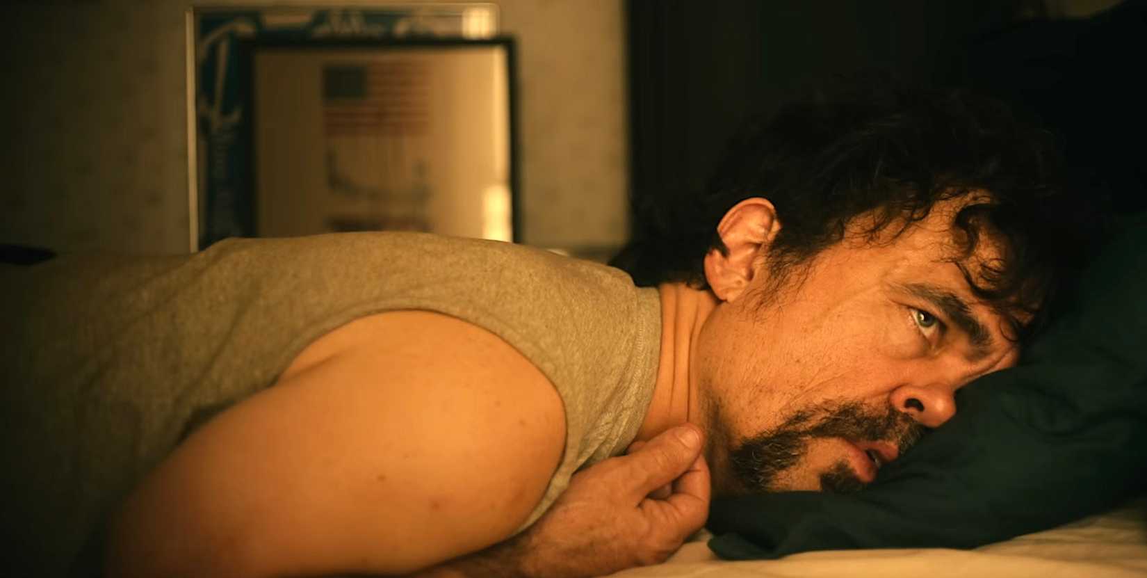 Peter Dinklage no vingador tóxico, de bruços na cama e parecendo exausta
