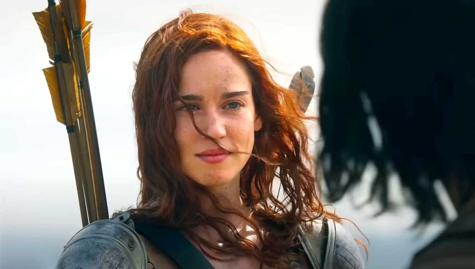 Matilda Lutz como o Warrior Red Sonja em uma cena do filme de 2025 com o mesmo nome.
