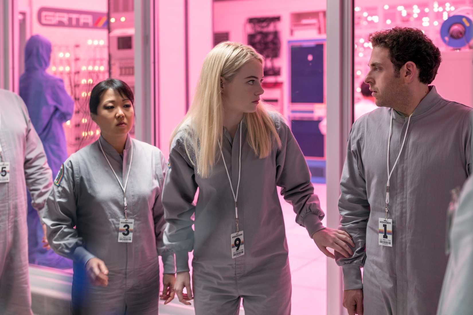 Emma Stone e Jonah Hill em um laboratório em Maniac